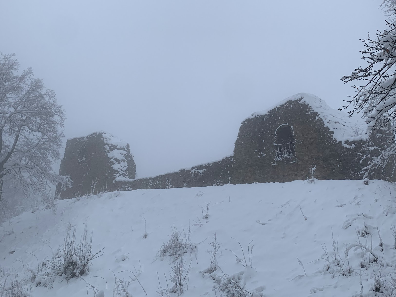 Ruiny zamku na Lanckorońskiej Górze.