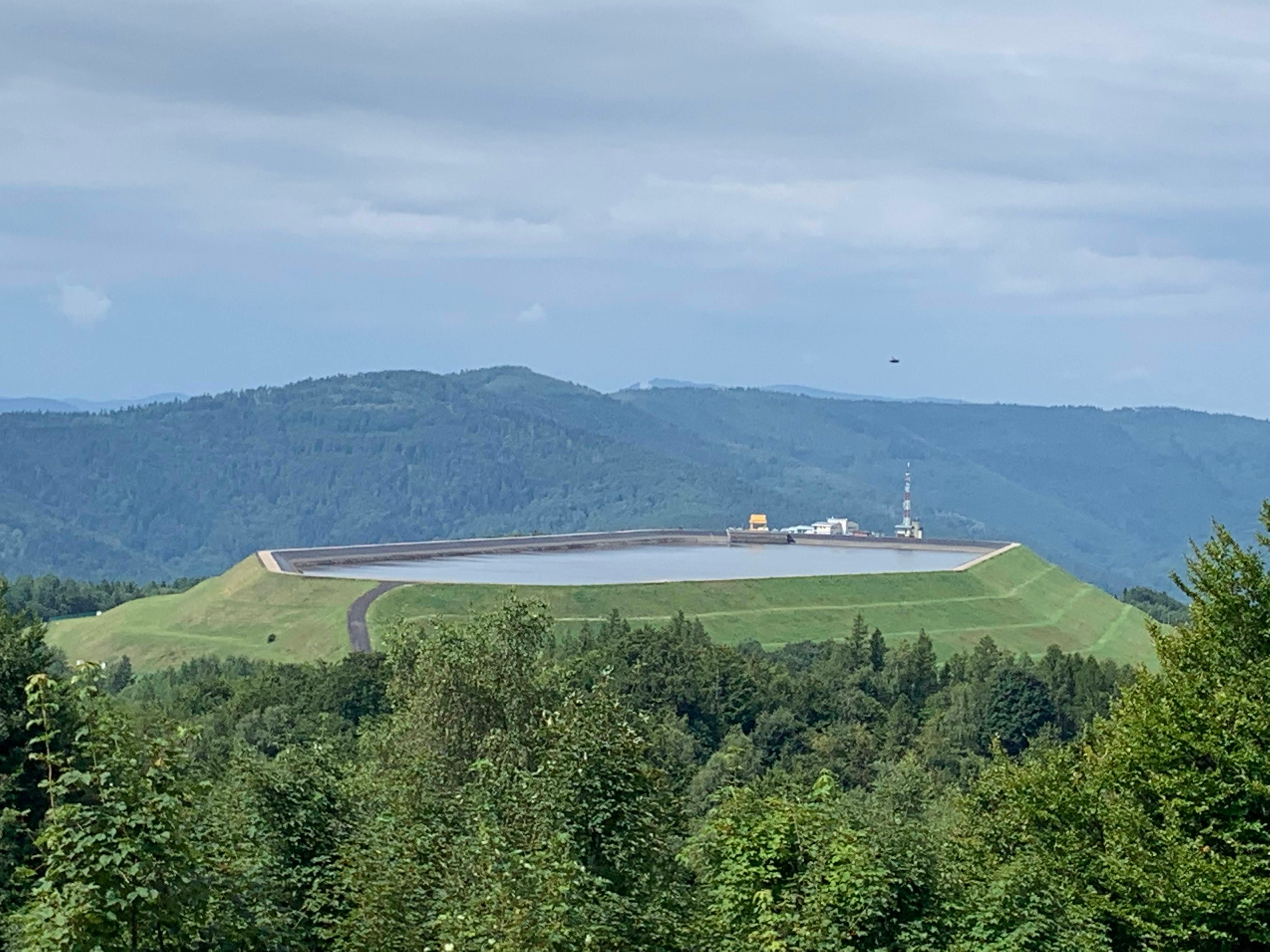 Żar widziany z góry, emaliowane tabliczki i... kamienny szałas. Beskid Mały w deszczowy dzień. 