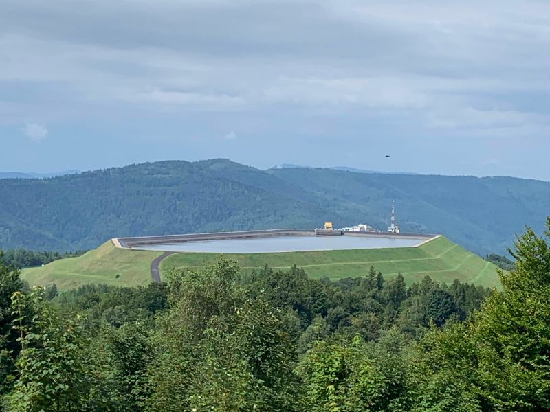 Żar widziany z góry, emaliowane tabliczki i... kamienny szałas. Beskid Mały w deszczowy dzień. 