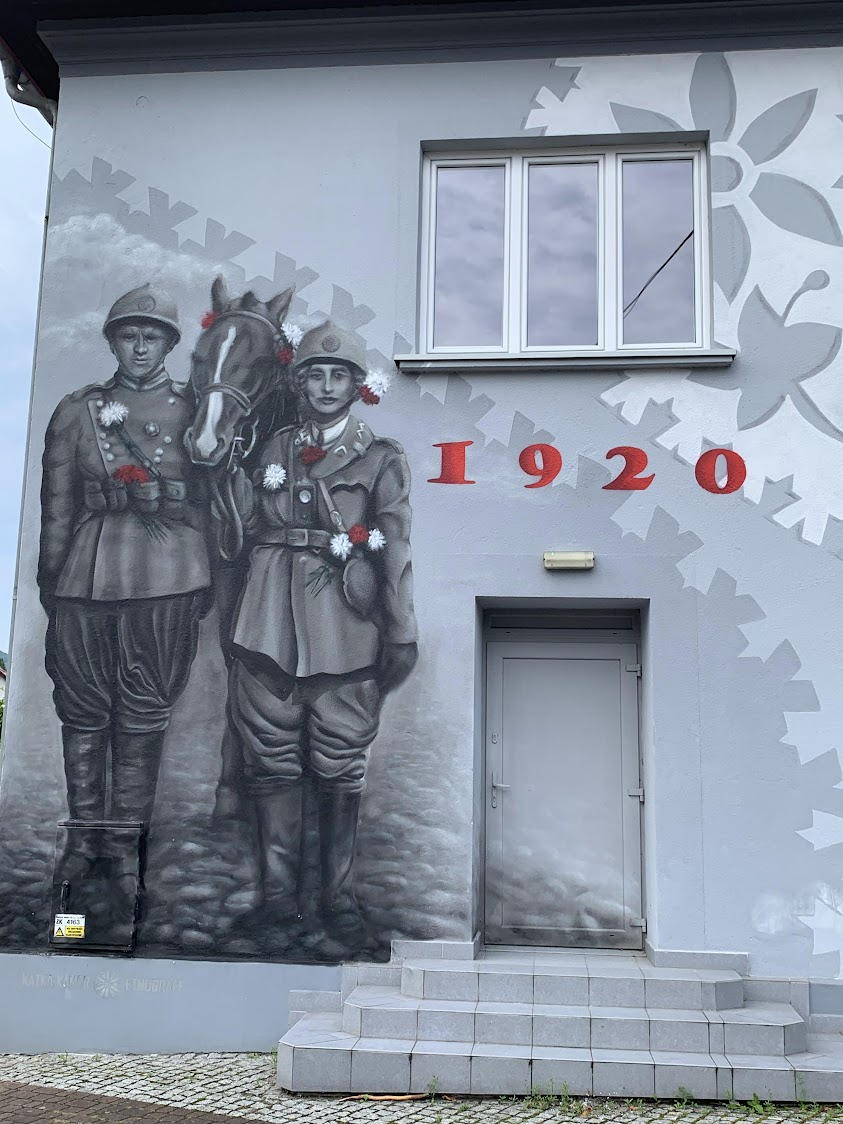 Mural na ścianie Domu Kultury w Porąbce