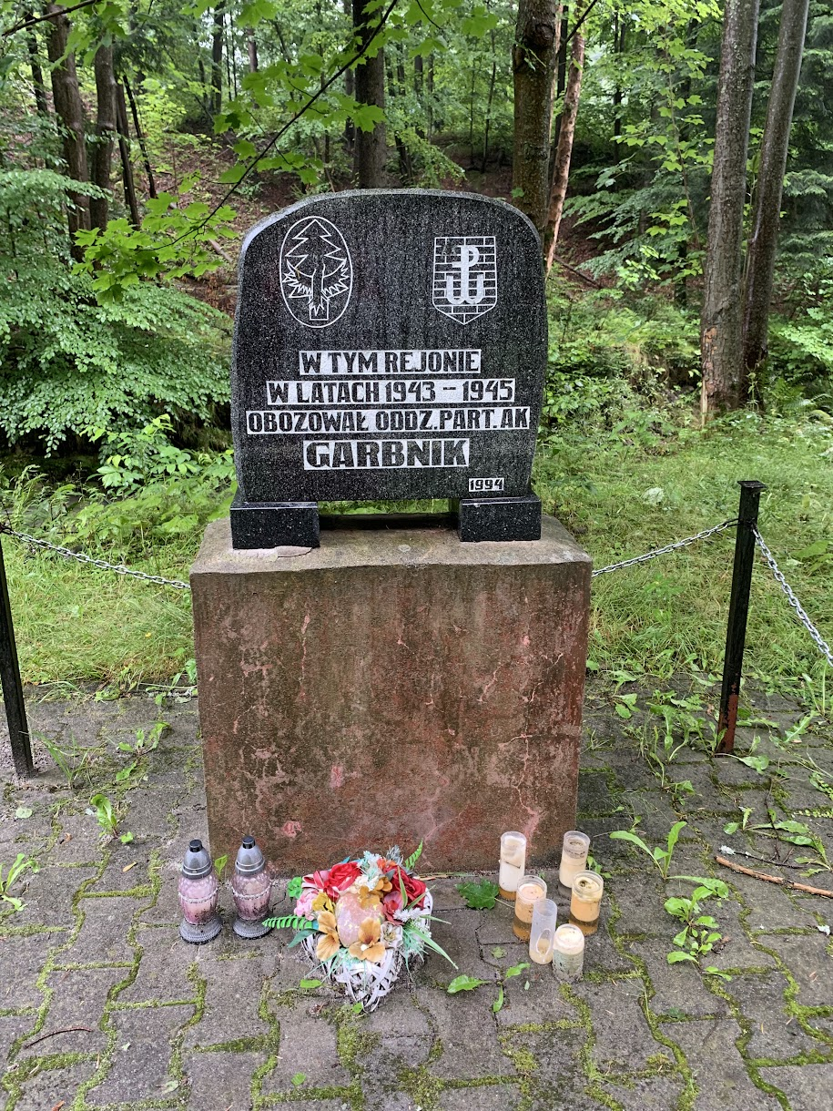 Pomnik partyzantów AK w miejscowości Roztoka