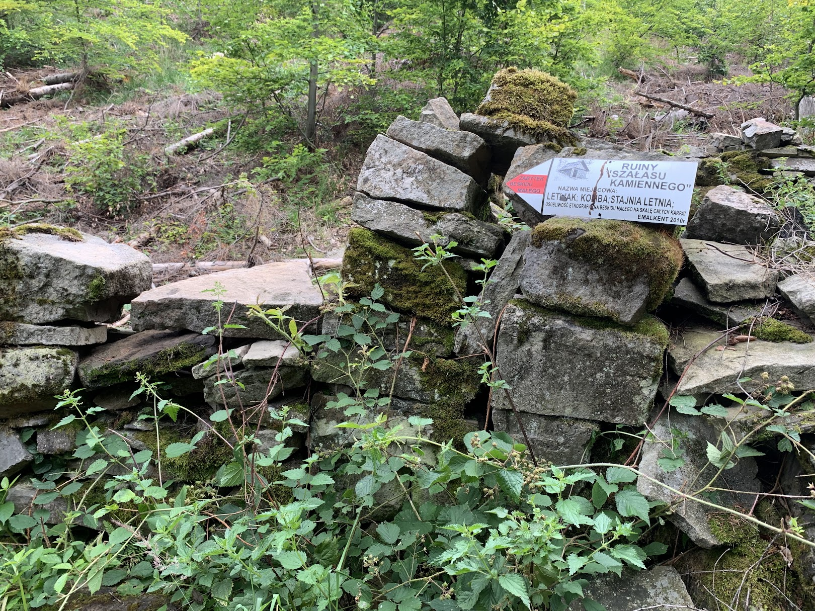 Ruiny kamiennego szałasu pod przełęczą Przysłop Cisowy