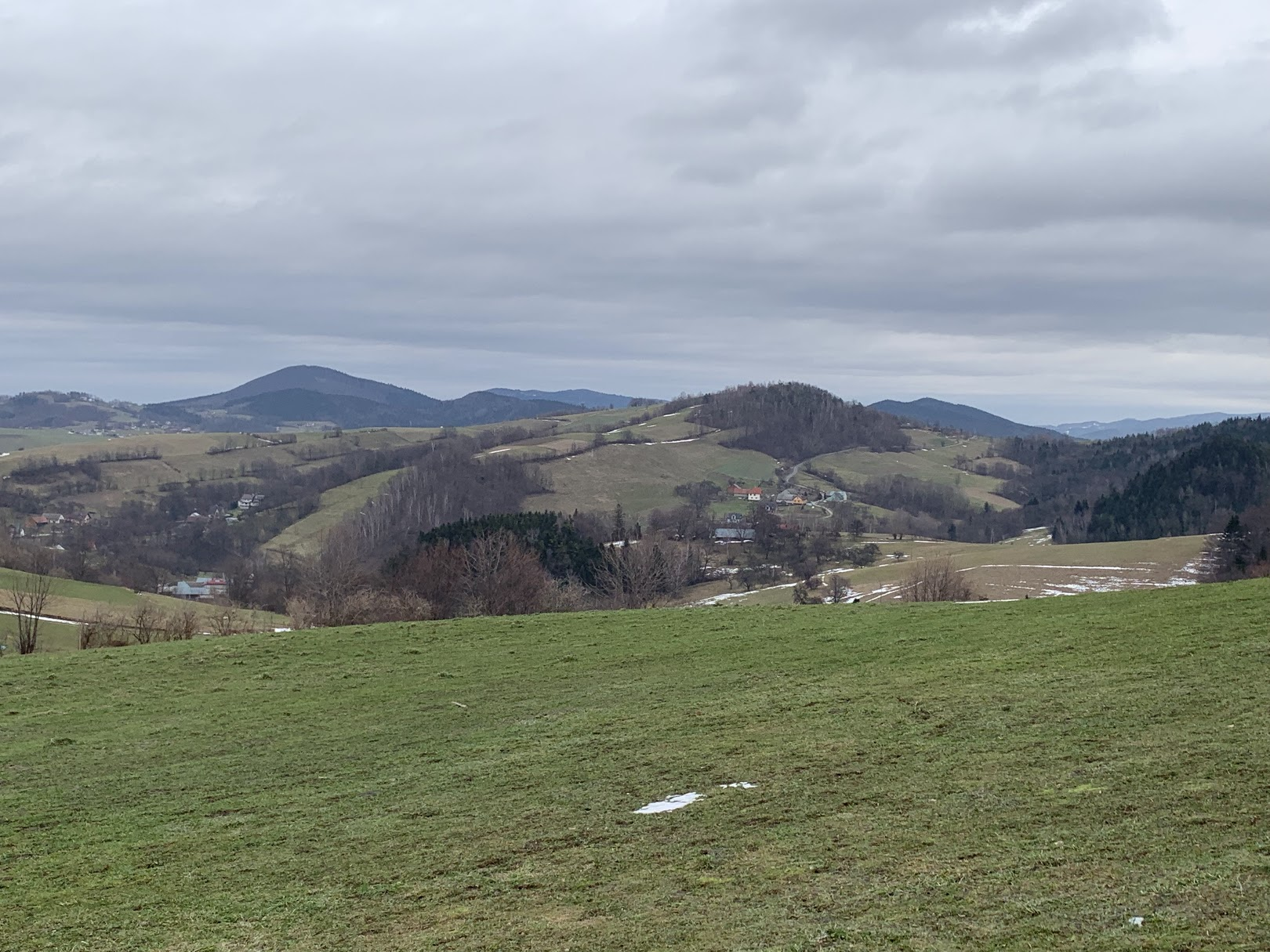 Kostrza (najwyższa na horyzoncie, po lewej), widziana spod Dalnej Góry