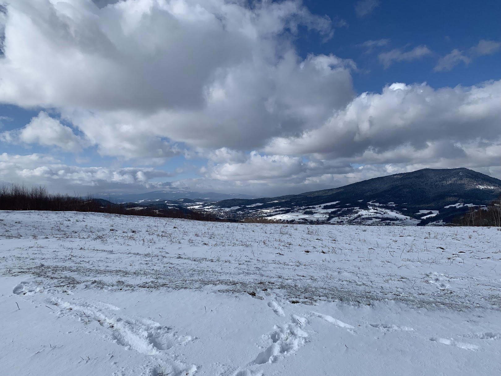 Widok z Potaczkowej na zachód. Na pierwszym planie Luboń Wielki. Babia Góra jest ledwo widoczna w dali, po prawej.