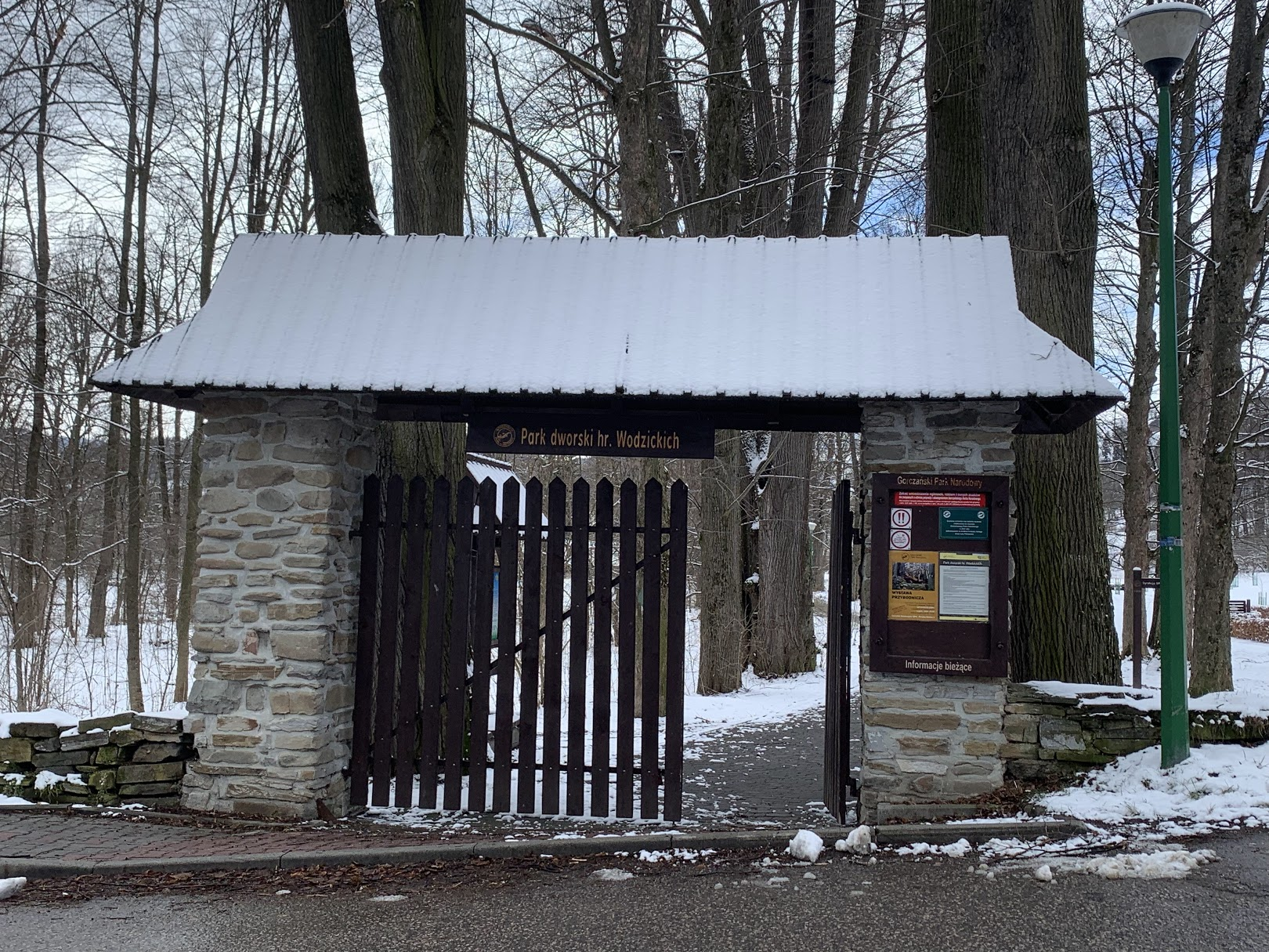 Wejście do parku hr. Wodzickich, od strony dyrekcji GPN