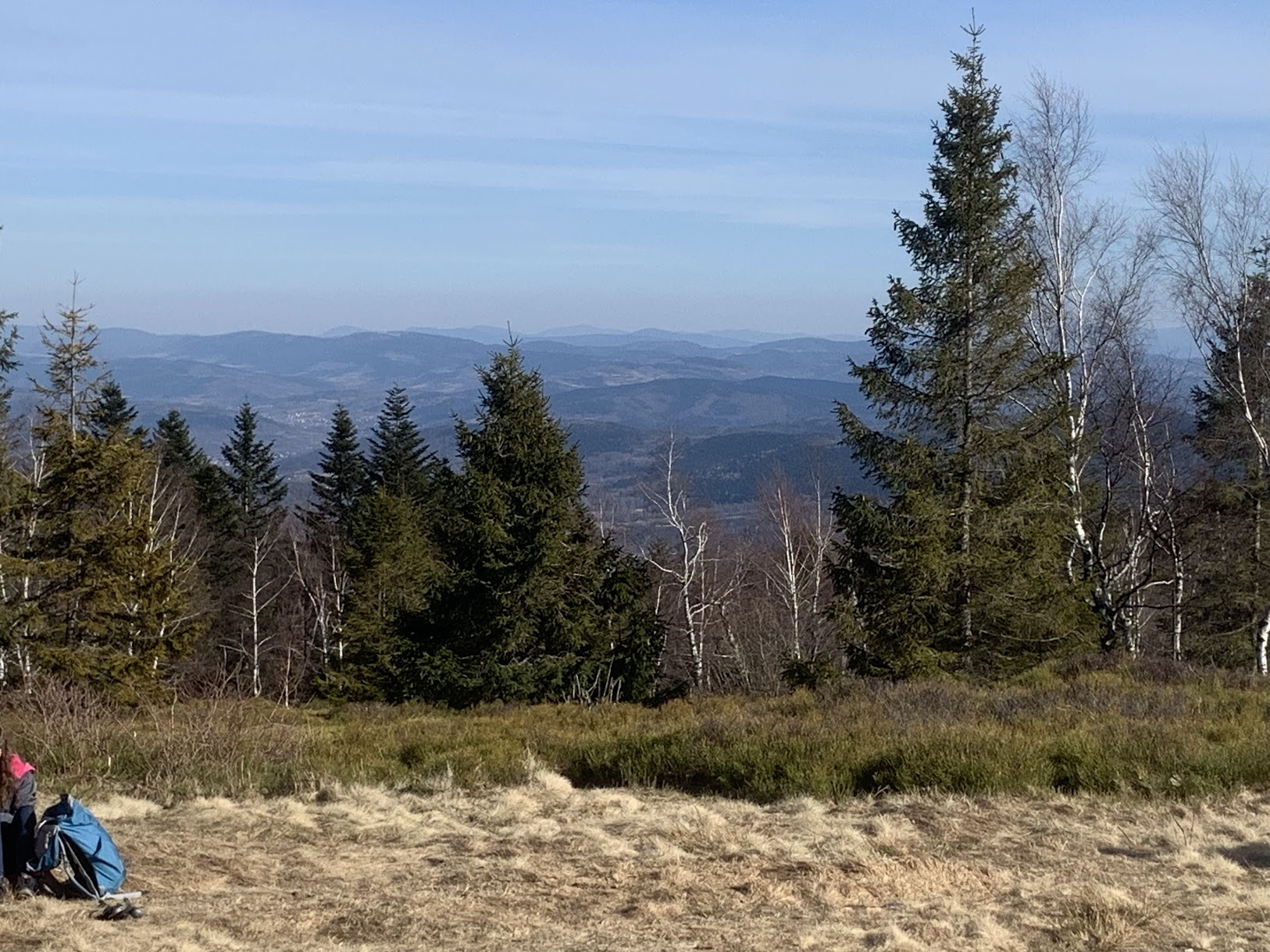 Widok z Leskowca w kierunku wschodnim. Na najdalszym planie Beskid Wyspowy, wcześniej Beskid Makowski