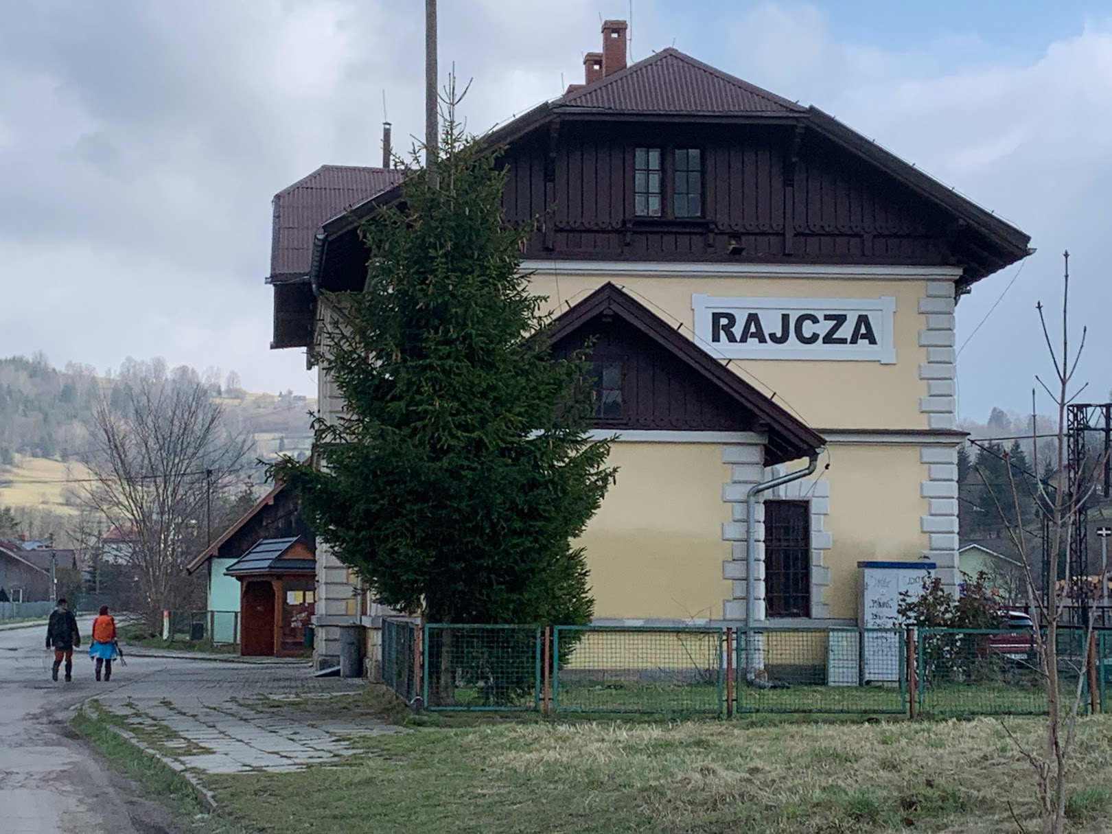 Stacja kolejowa w Rajczy. Koniec naszej wycieczki ”Zbójnicka Ścieżka Trzech Harnasi” (właściwy koniec ścieżki jest w parku przy stacji Rajcza Centrum)