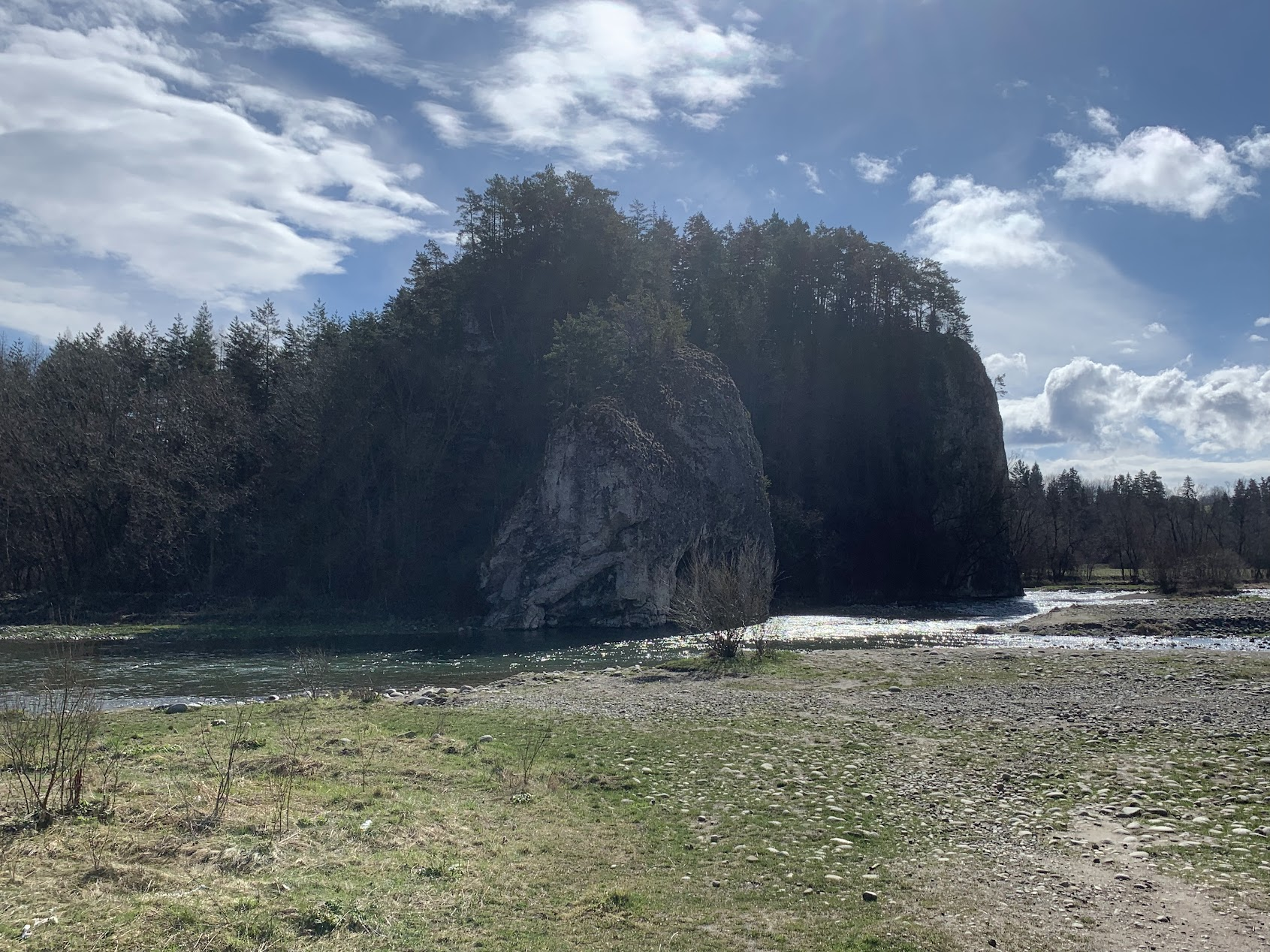 Przełom Białki. Skała na zdjęciu to Kramnica (prawy, spiski brzeg rzeki)