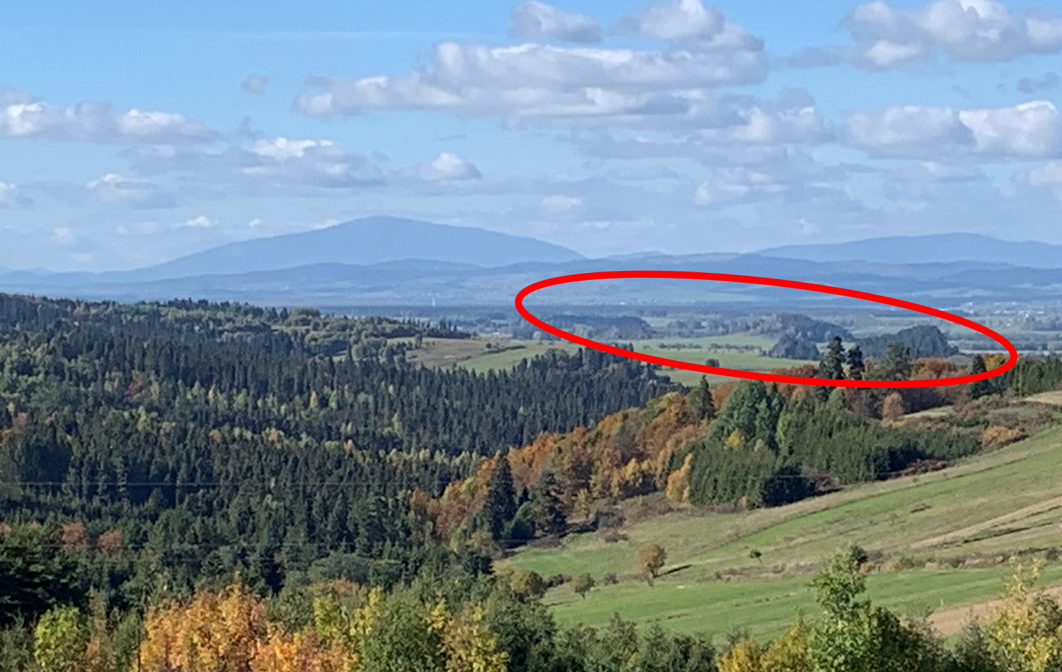Widok z Grandeusa na Skałki Dursztyńskie (zdjęcie 10’2022). W tle Babia Góra