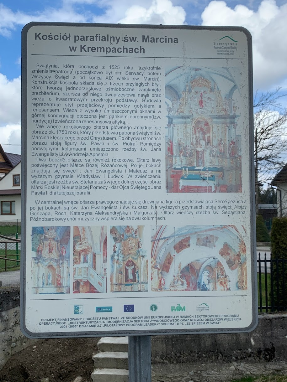 Tablica informacyjna przy kościele w Krempachach