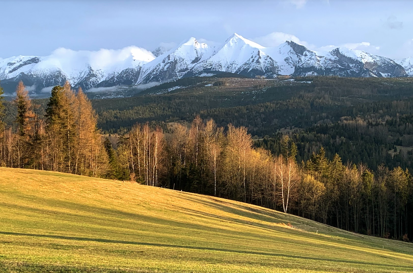 Za moment - zachód słońca nad Łapszanką. W tle - Tatry Bielskie z Havraniem i Płaczliwą Skałą. Przed nimi pasmo Magury Spiskiej