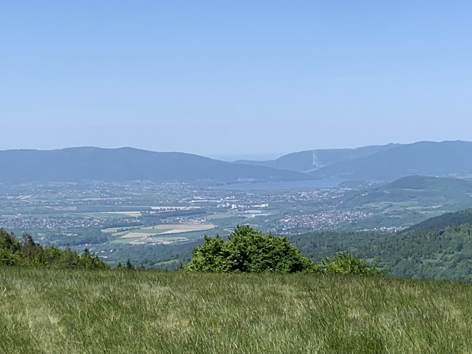 Widok spod Prusowa na Kotlinę Żywiecką i Beskid Mały