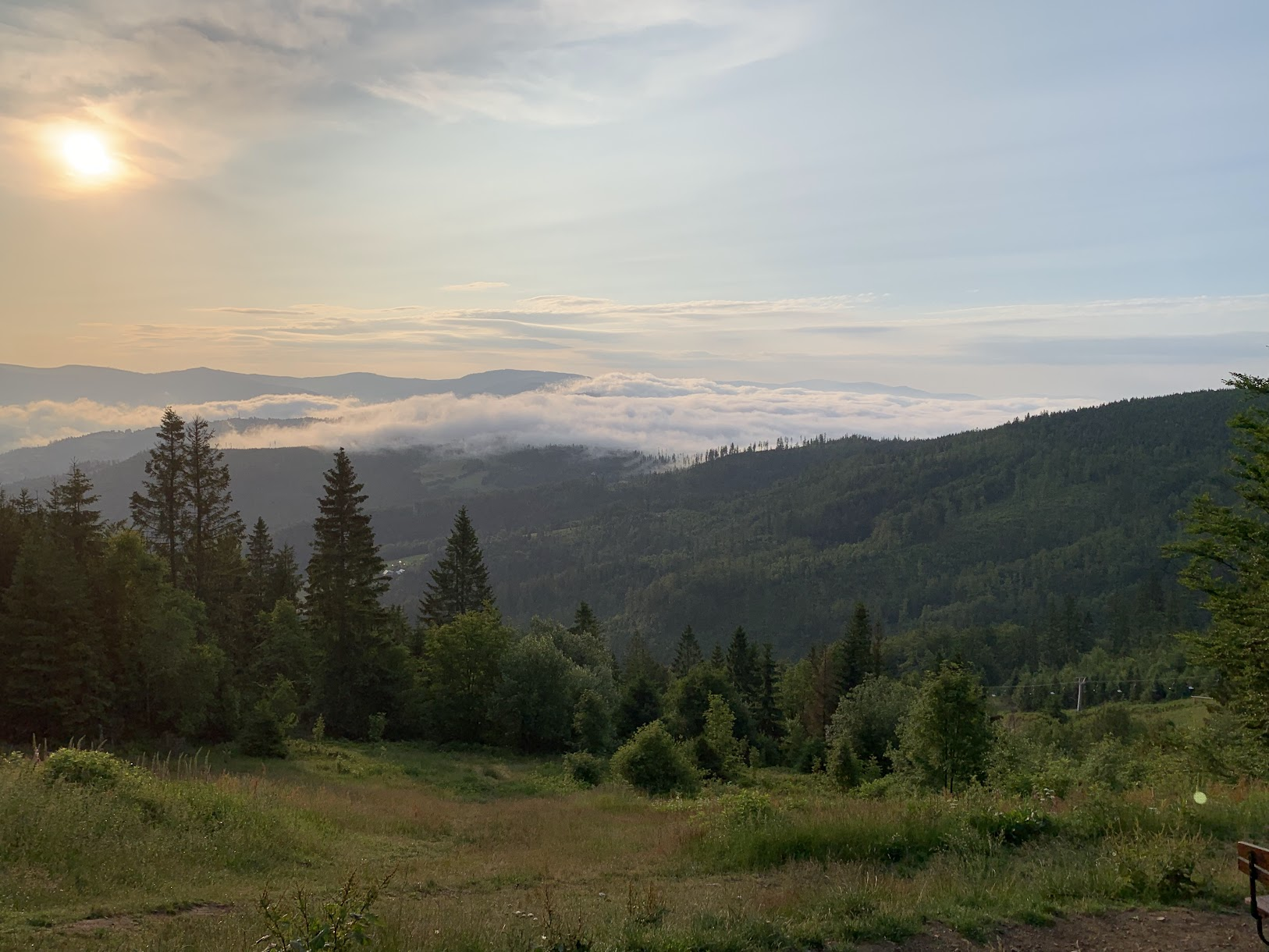 Widok spod schroniska na Stożku. Na najdalszym planie pasmo Baraniej Góry.