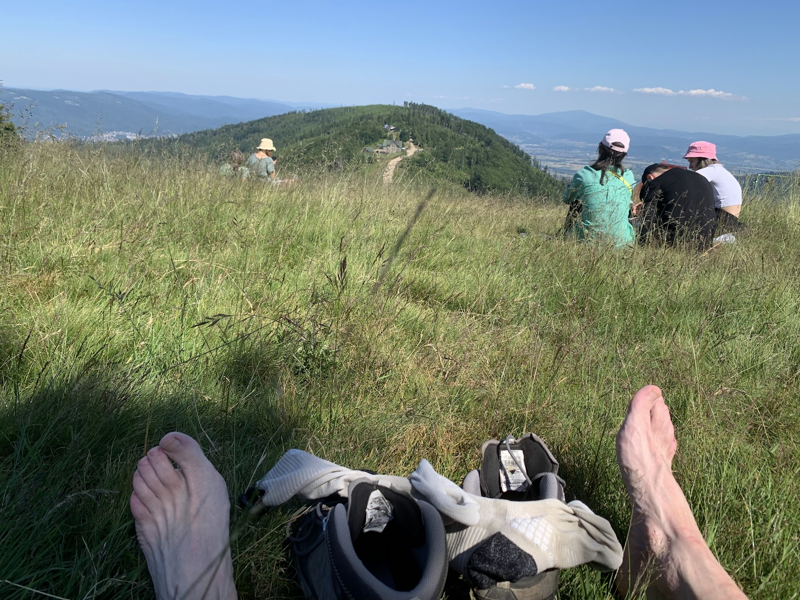 Lekkość bytu na Klimczoku. W centrum zdjęciu - Magura, pod nią schronisko na Klimczoku. W tle, po prawej - Babia Góra.