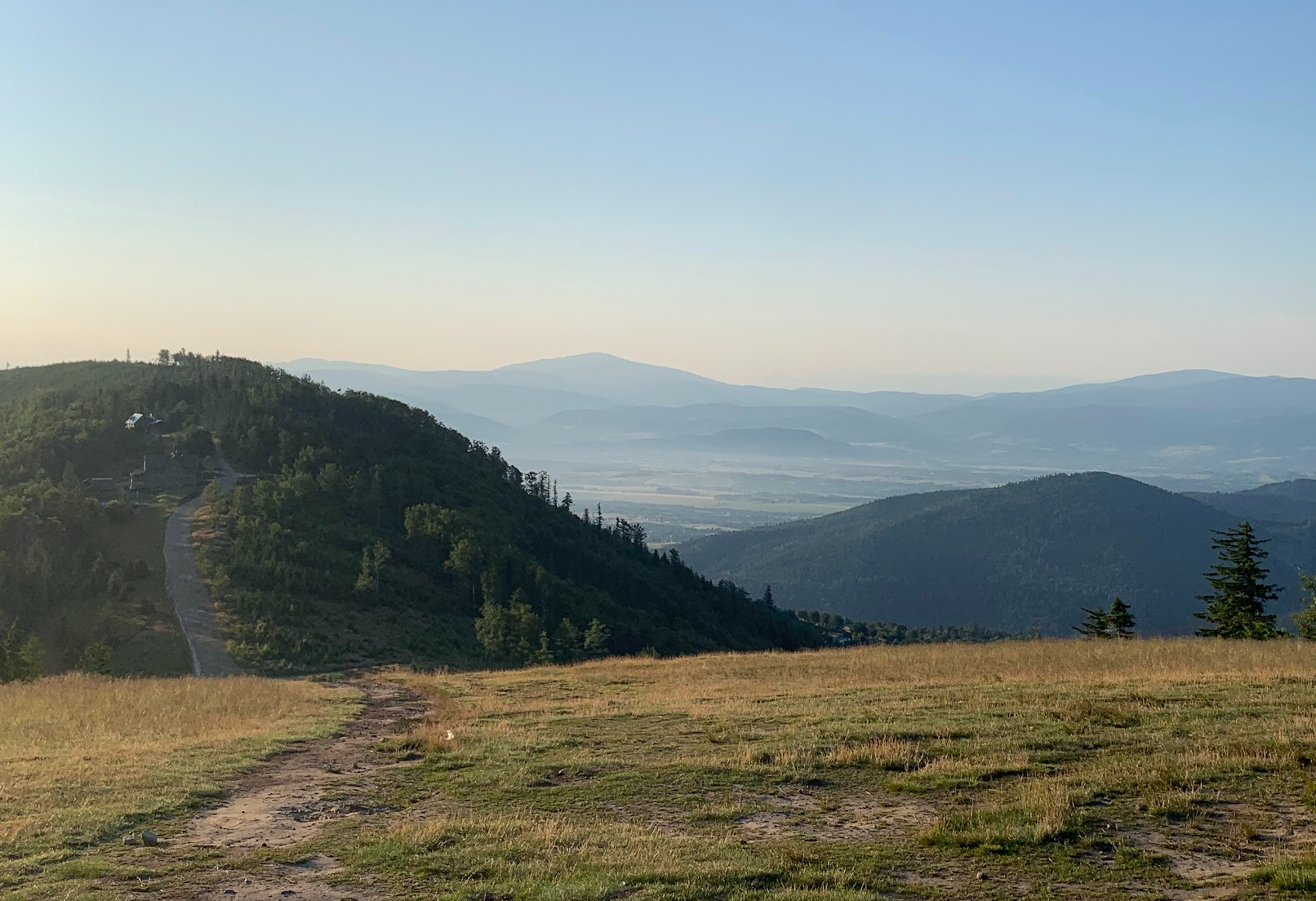 Panorama z Klimczoka. Po lewej ciemny stok Magury, za nim, na najdalszym planie - Babia Góra. Na prawo od niej - Pilsko.
