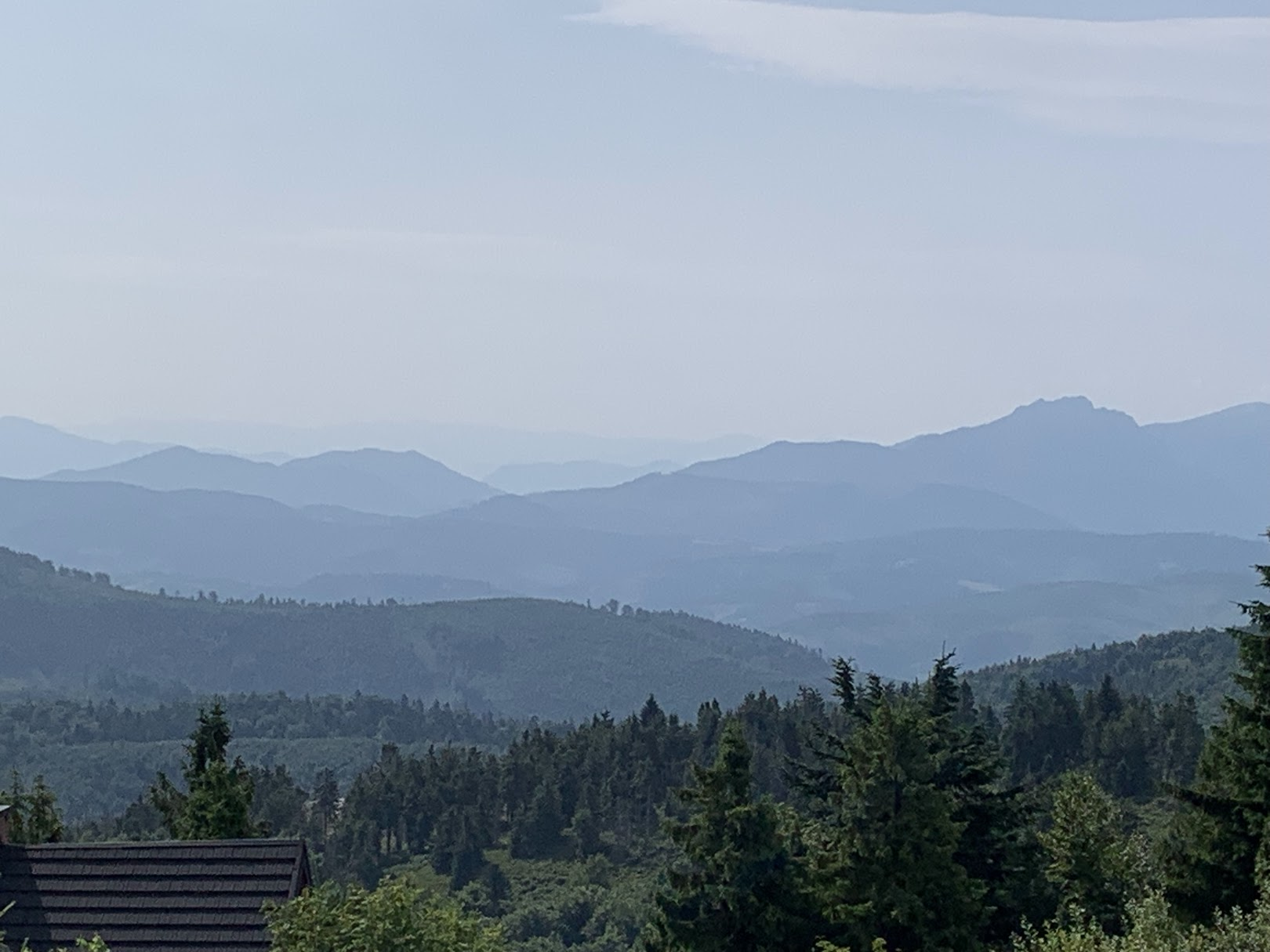 Widok z Wielkiej Raczy na płd-wsch. Najwyższa góra na zdjęciu, po prawej, z poszarpanym szczytem to Velky Rozsutec w słowackiej Małej Fatrze.