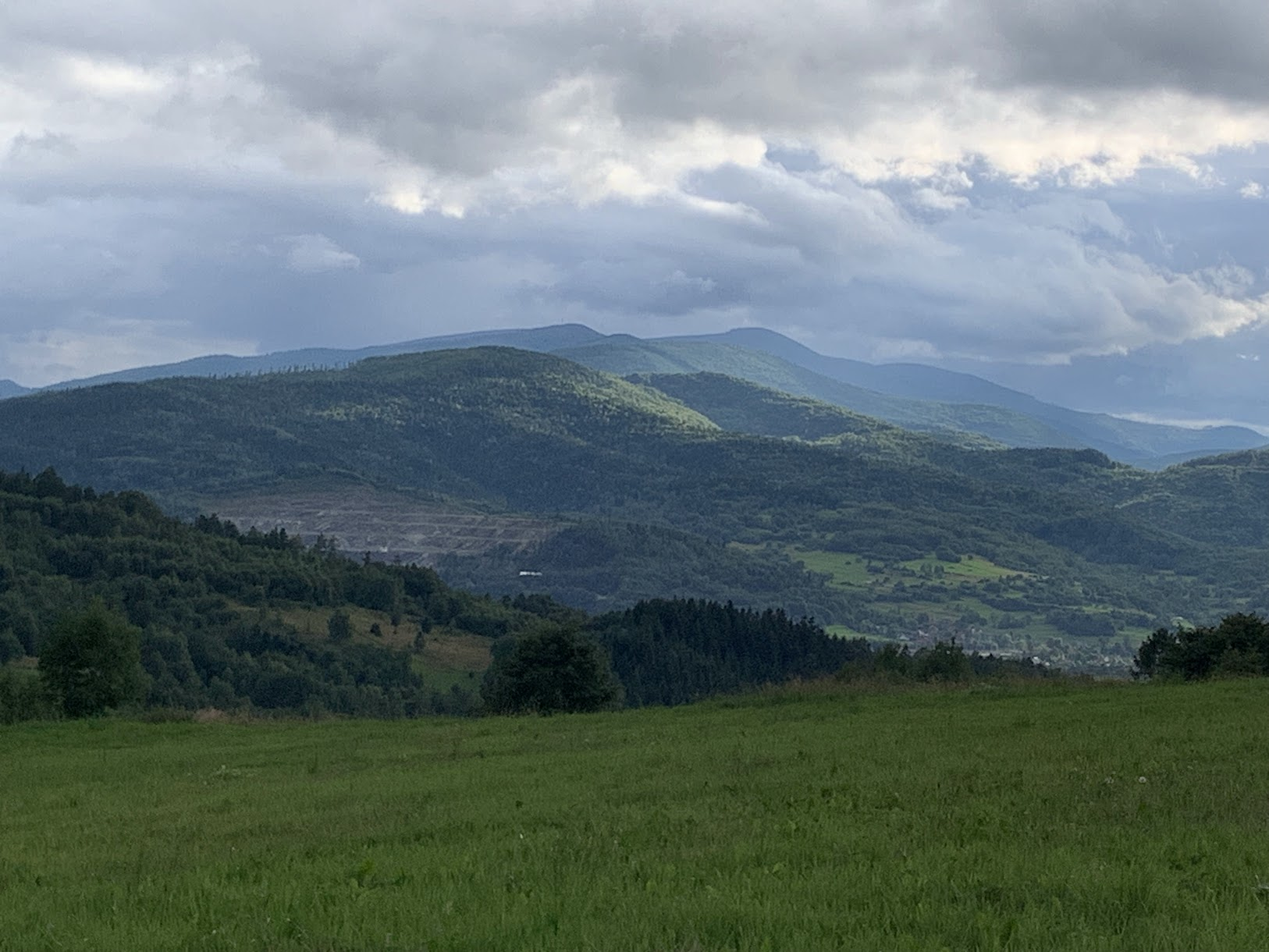 Widok znad Jordanowa na pasmo Polic. Po lewej widać kamieniołom nad miejscowością Osielec.