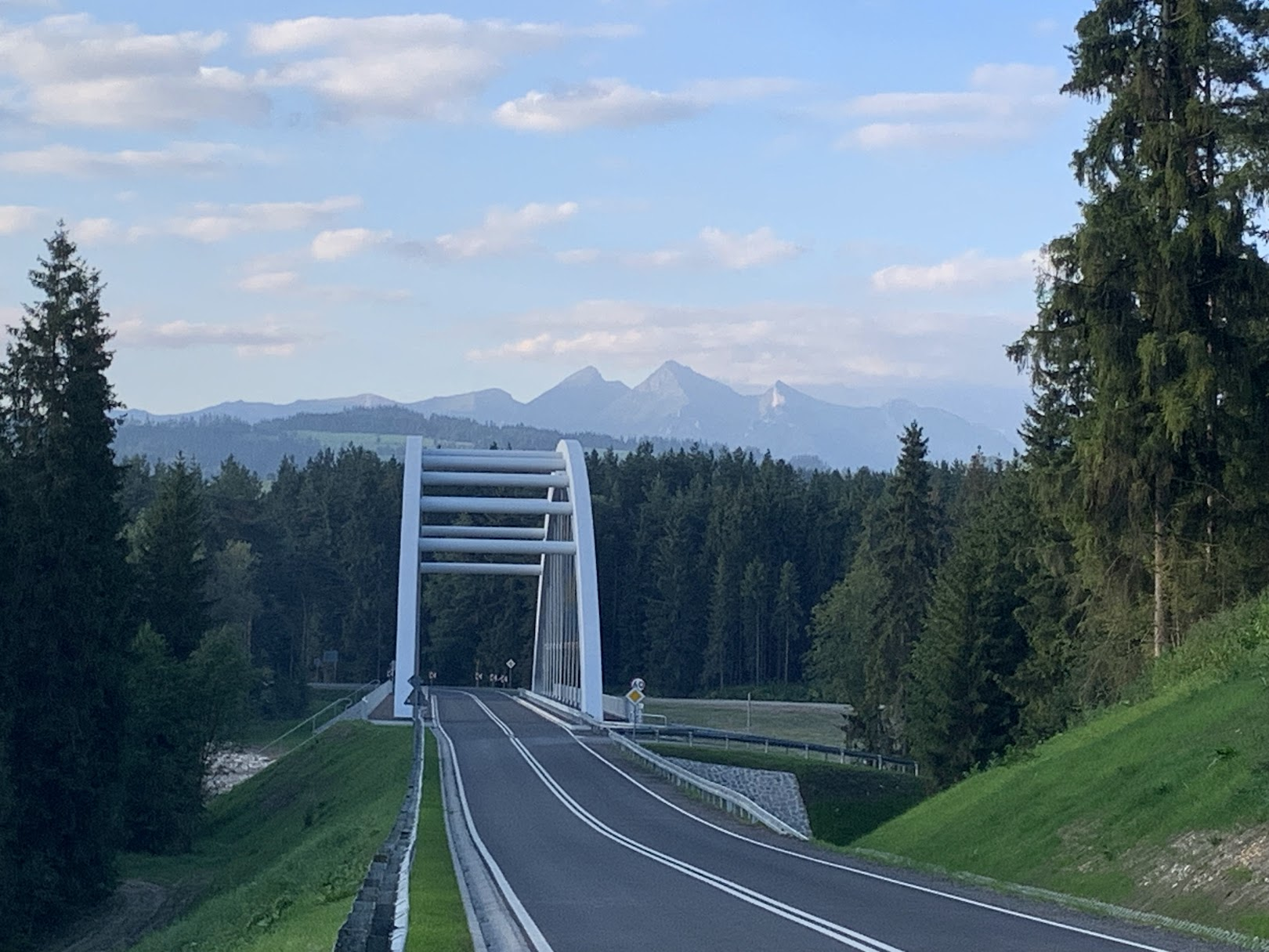 Most na Białce. W tle Tatry Bielskie, z dwoma najwyższymi szczytami - Płaczliwą Skałą i Havraniem.