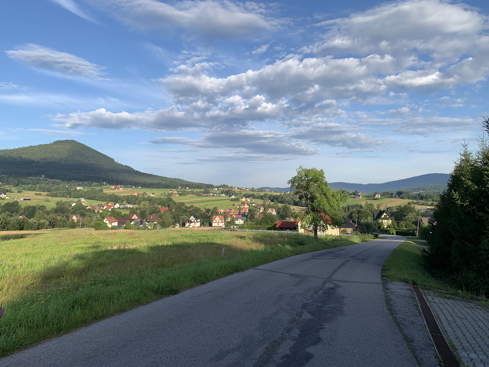 Widok na Lubogoszcz (po lewej) z Kasiny Wielkiej