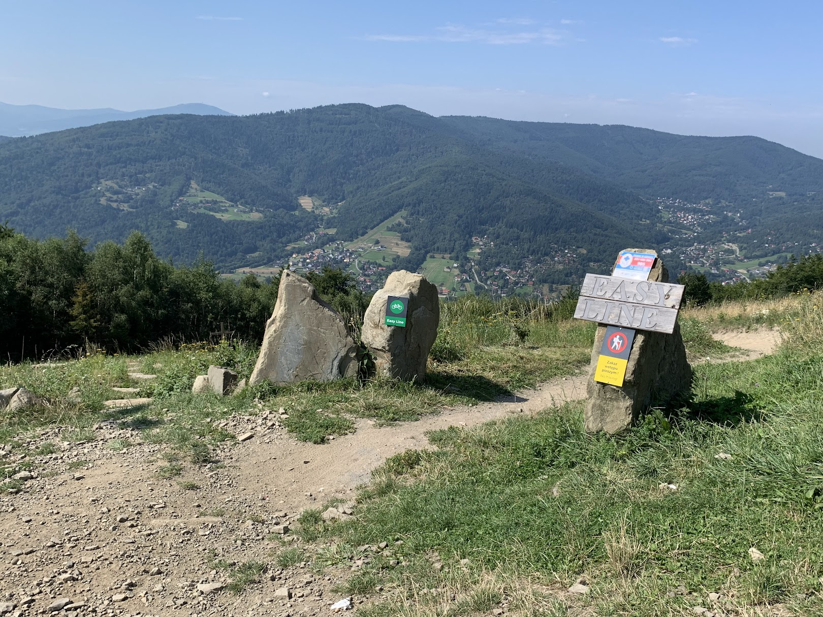 Gratka dla rowerzystów, pieszym wstęp wzbroniony. Gdyby tak rowerzyści traktowali szlaki piesze jak piesi single-track’i (generalnie nie wchodzimy)... rozmarzyłem się...