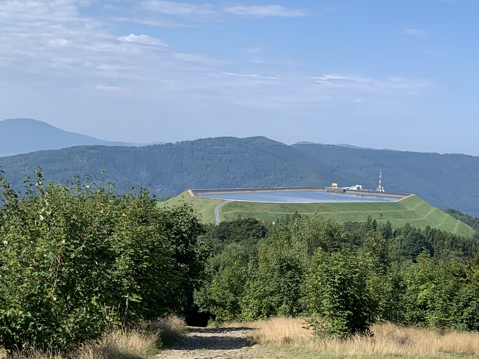 Żar widziany z Kiczery. Na drugim planie Czupel i Magurka Wilkowicka oraz pasmo Hrobaczej Łąki. Na trzecim - po lewej stronie - Skrzyczne.