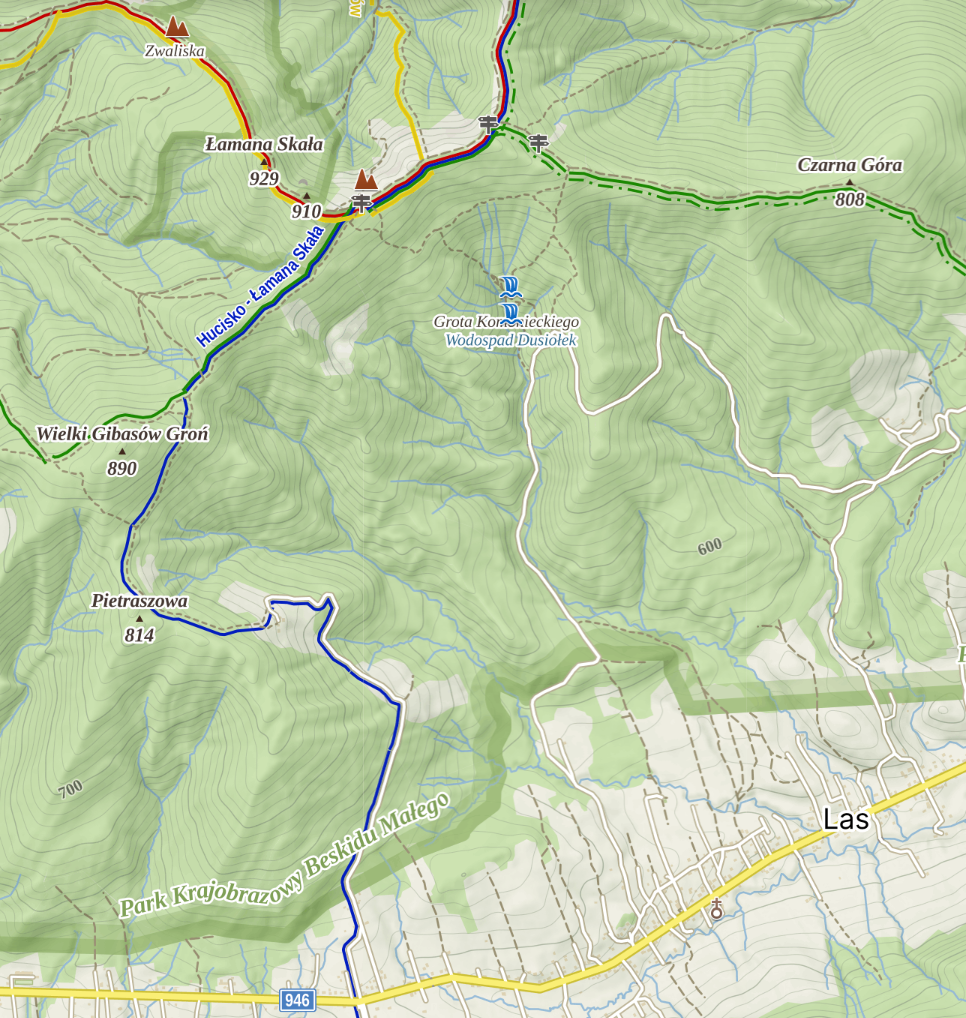 Położenie Groty Komonieckiego i Wodospadu Dusiołek względem Łamanej Skały oraz szlaków czerwonego (MSB) i zielonego (Gaiki - Sucha Beskidzka)
