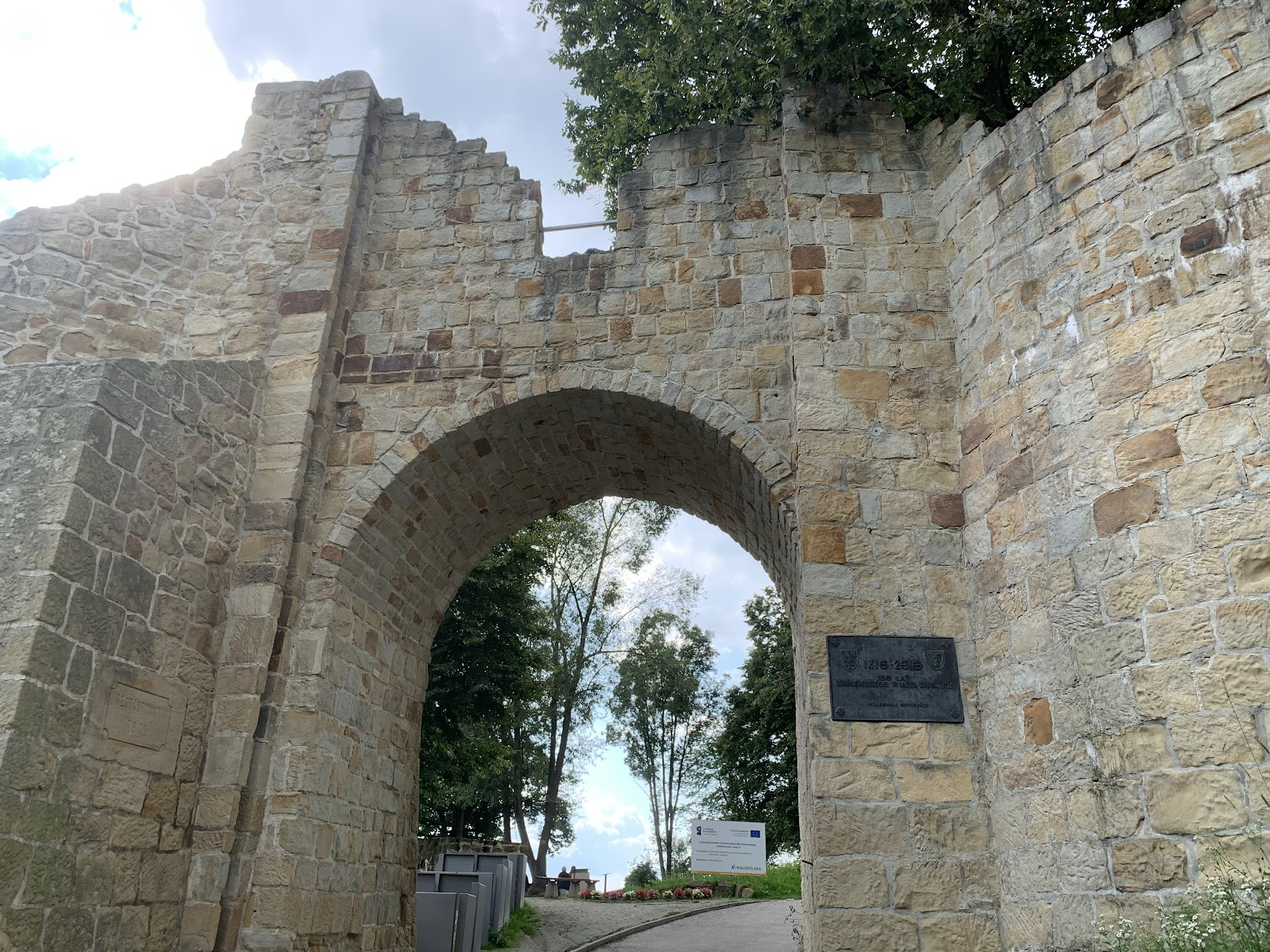 Odrestaurowane mury obronne Dobczyc