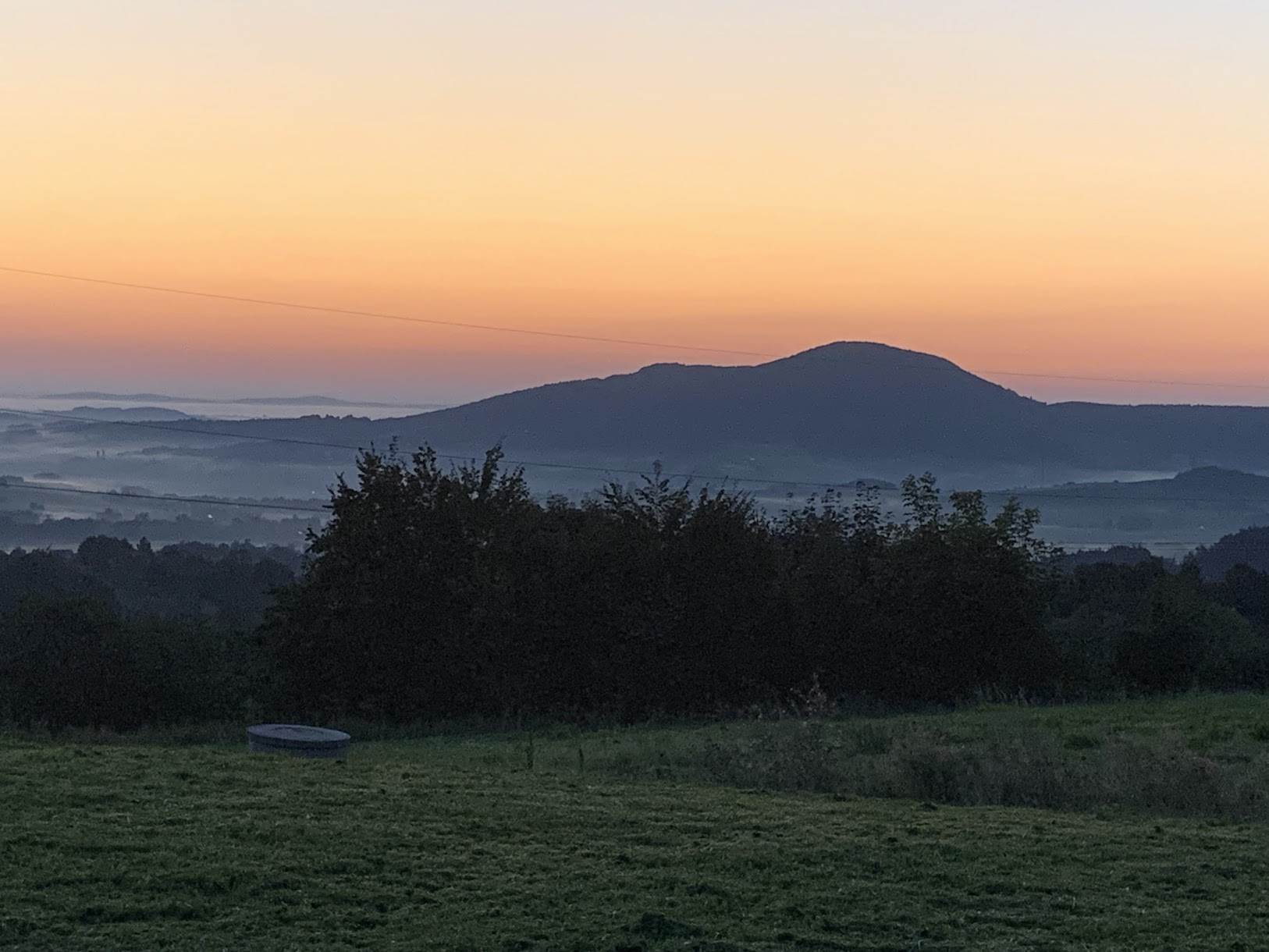Wschód słońca. W roli głównej Grodzisko (Beskid Wyspowy)
