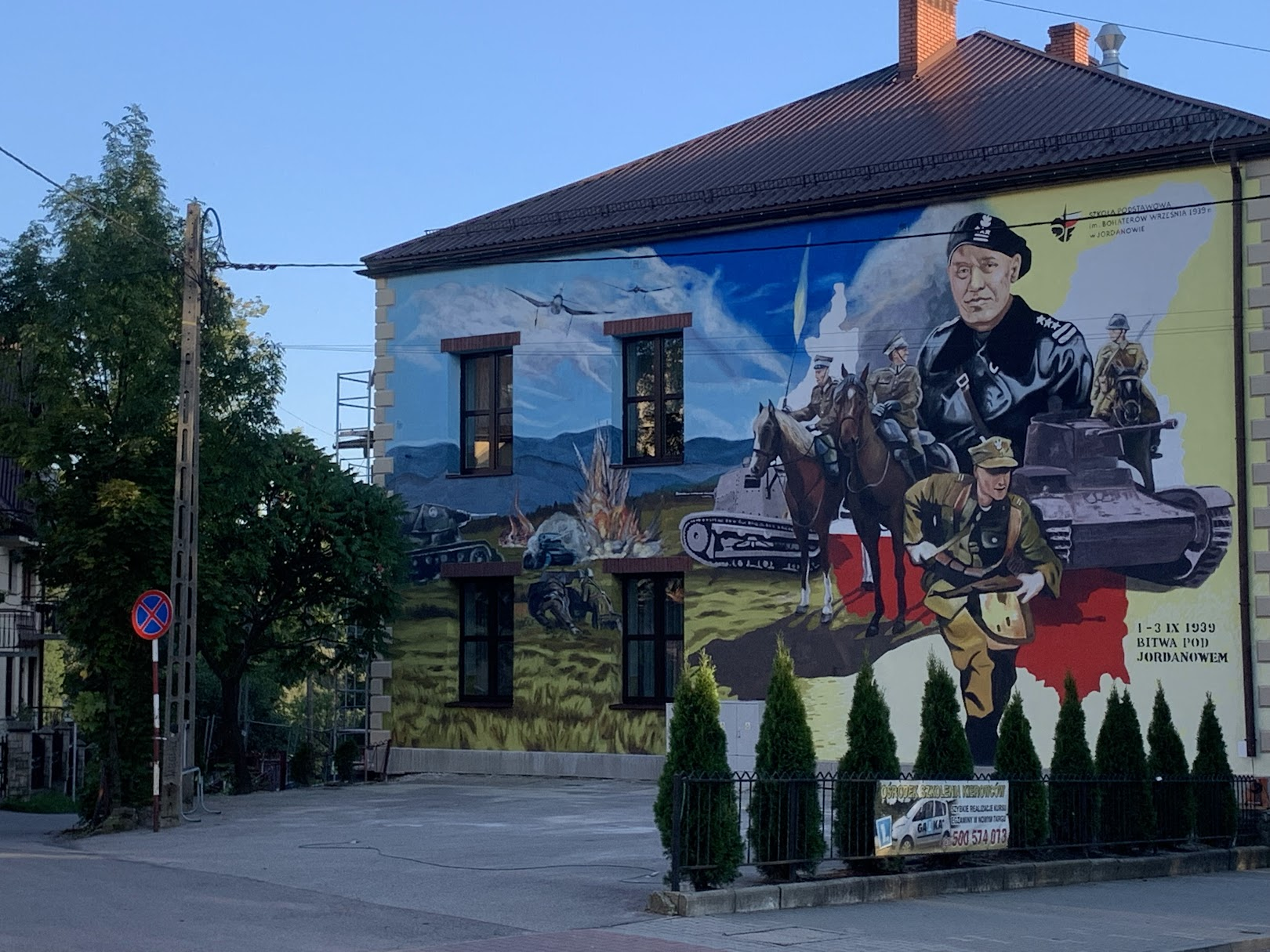 Pułkownik Maczek i bitwa pod Jordanowem - mural na szkole przy rynku