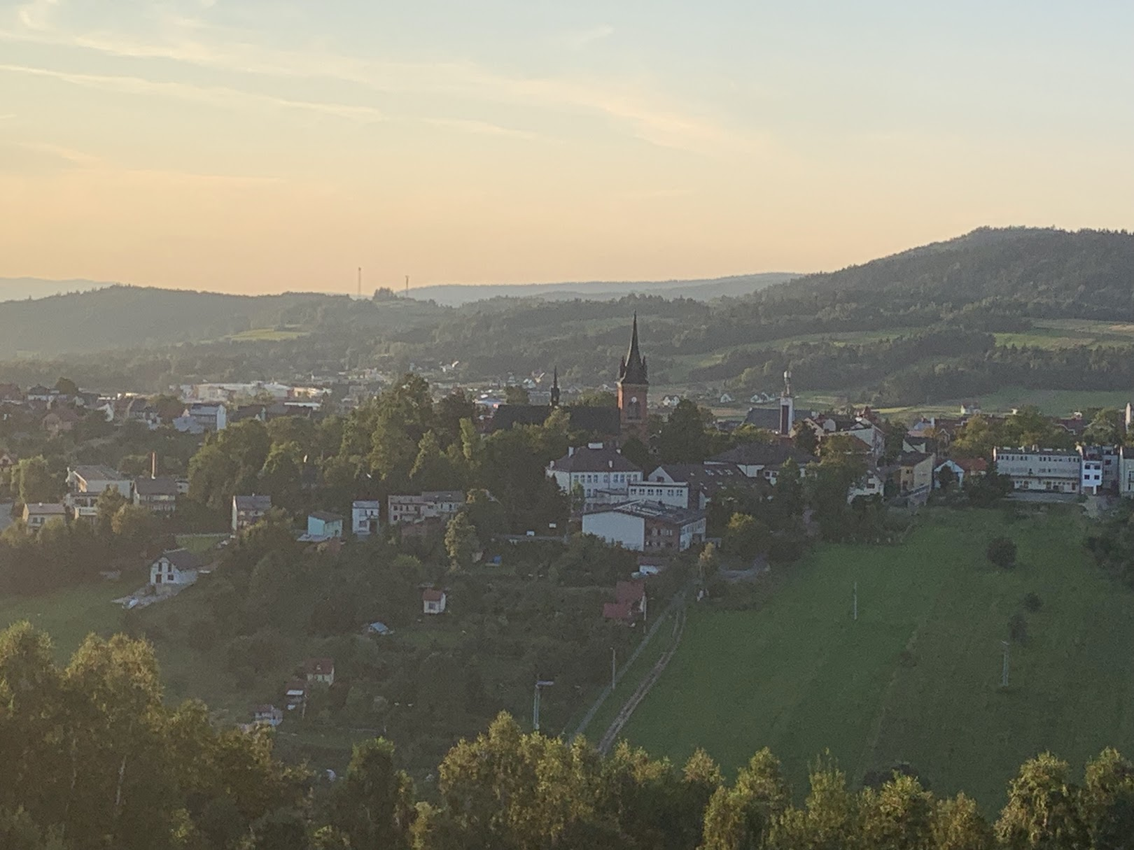 Widok z Hajdówki na Jordanów. Po prawej stronie - góra Przykieć (Przykrzec).