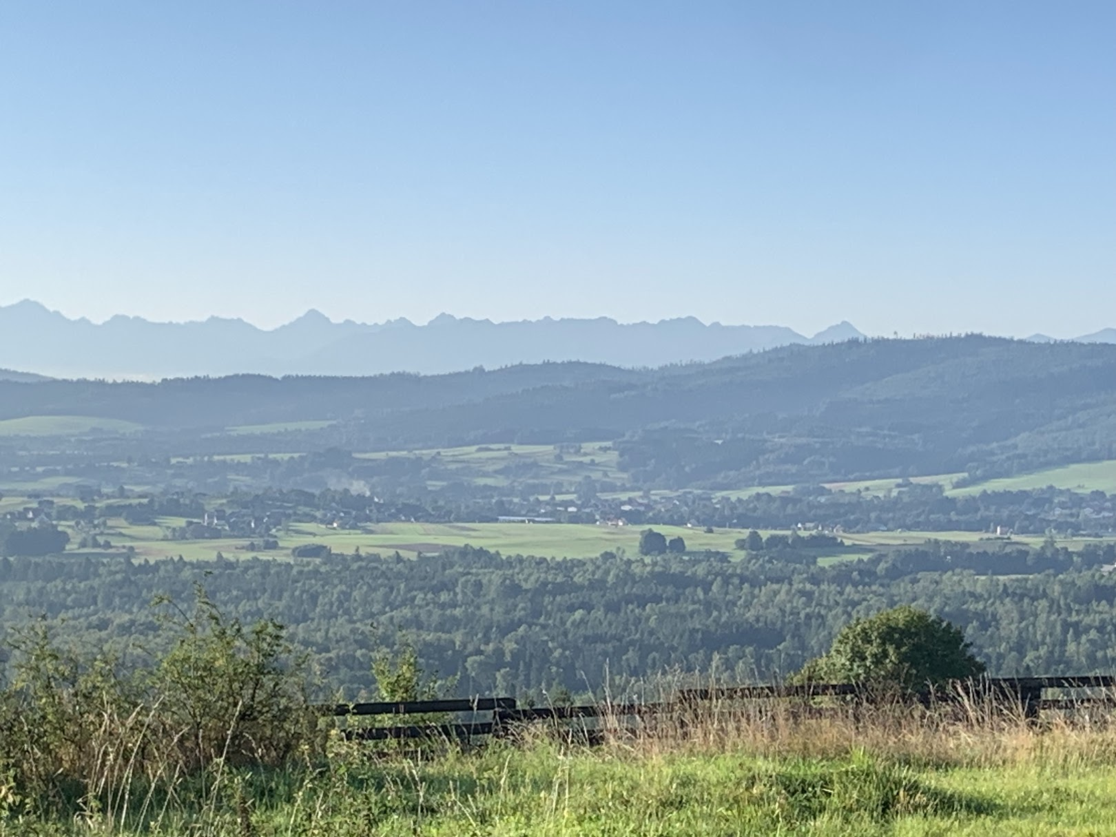 Okolice Góry Ludwiki, widok na Tatry.