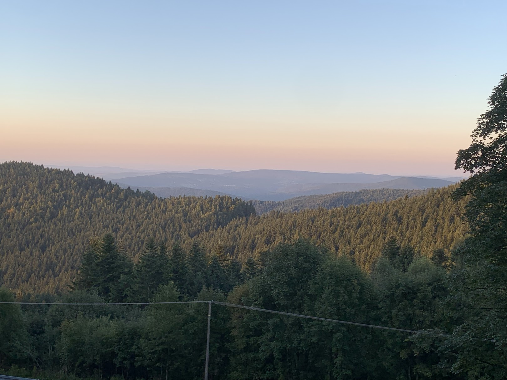 Widok z okna hotelowego na Beskid Mały