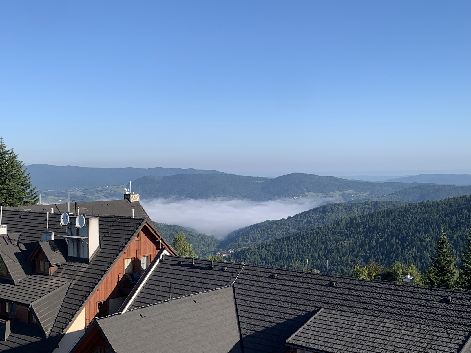 Góry w centrum to Gołuszkowa (po prawej, stożkowata) i Żurawnica (po lewej, wydłużony grzbiet). W tle po lewej Beskid Mały z Groniem Jana Pawła II. Prawy skraj zdjęcia, dalszy plan - Jaroszowicka Góra.