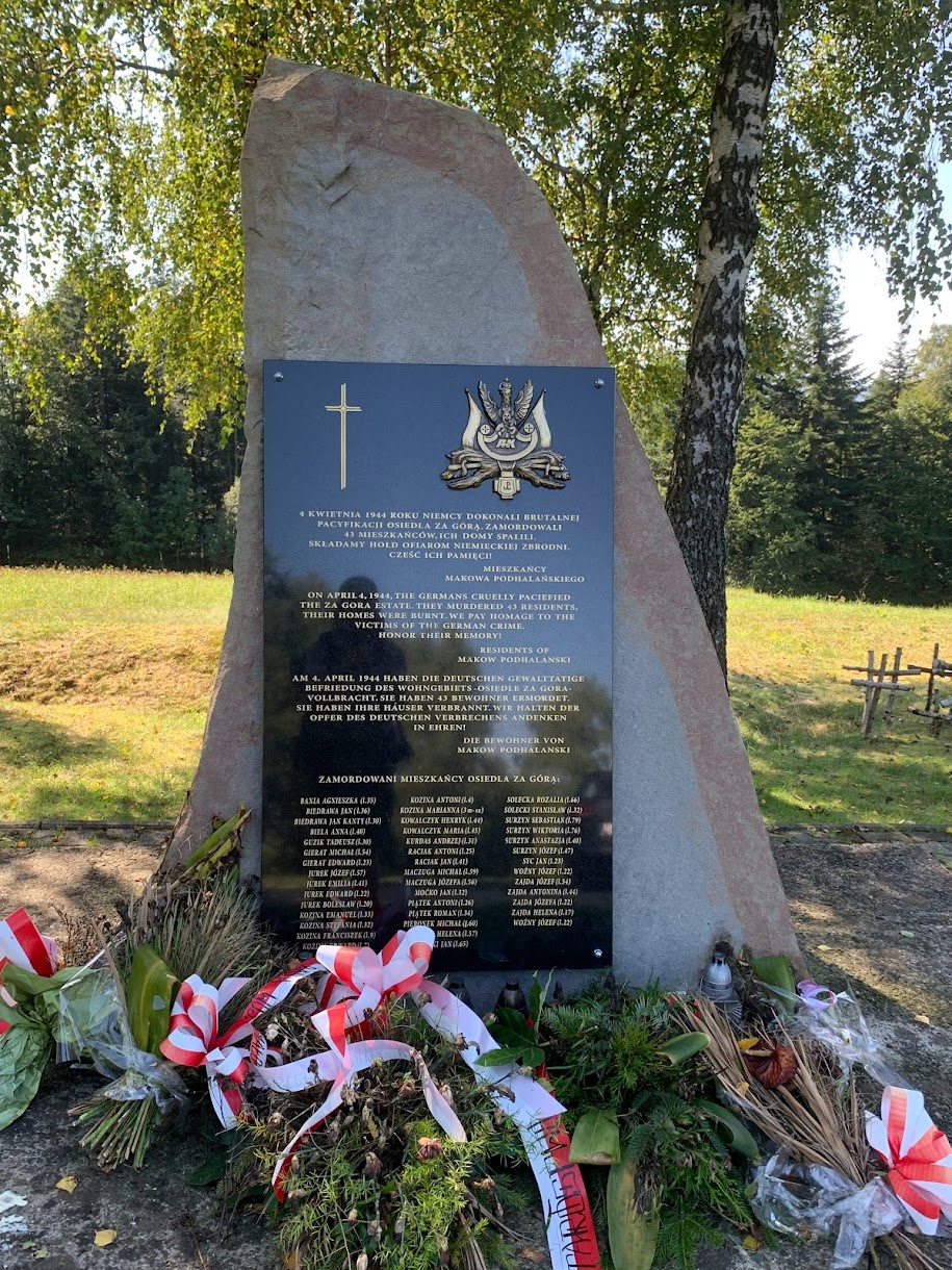 Pomnik ofiar mordu dokonanego przez Niemców w 1944 na mieszkańcach osiedla Za Górą.