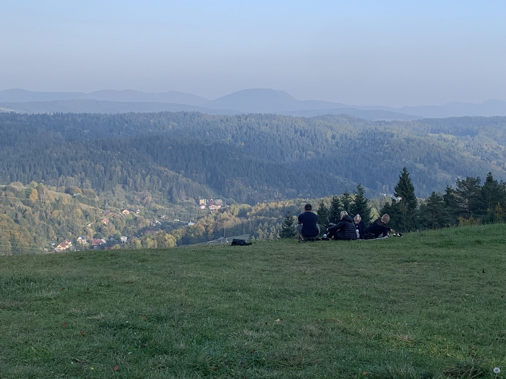 Widok z polany pod wieżą widokową Słotwiny. W centrum zdjęcia, w dali - Lackowa, najwyższy szczyt Beskidu Niskiego w Polsce.