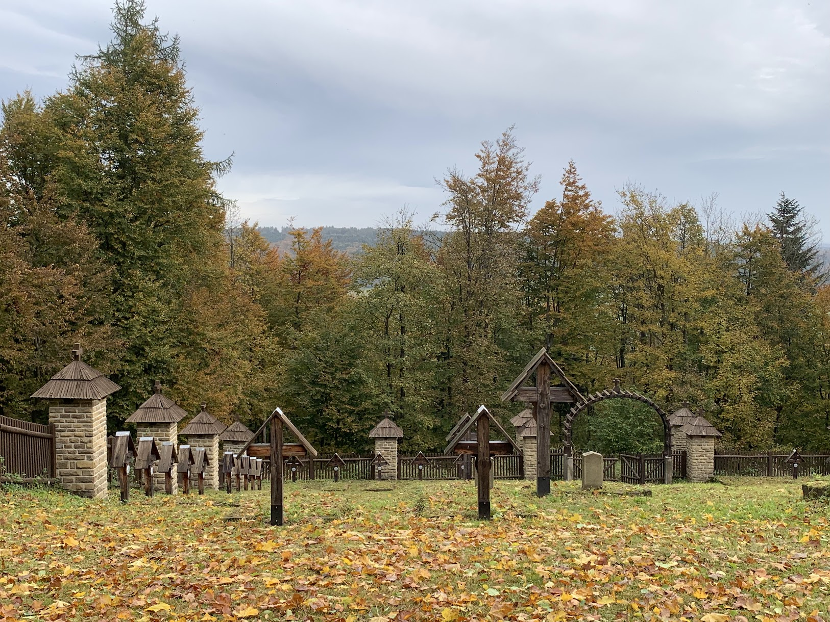 Cmentarz Wojenny nr 46 (projekt: Dušan Jurkovič) na górze Beskidek nad Konieczną