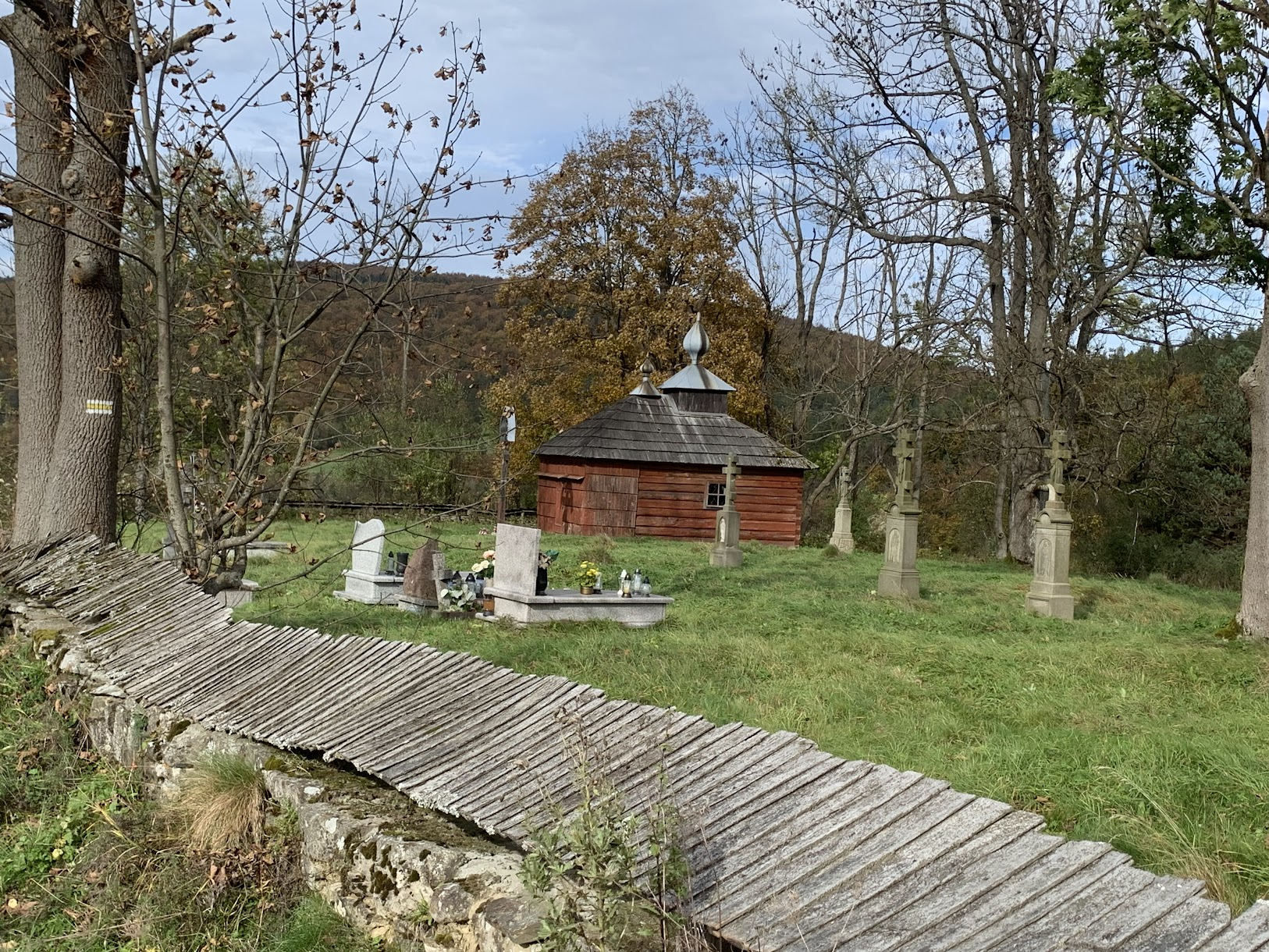 Istniejący cmentarz w nieistniejącej wiosce - Regietów Wyżni.
