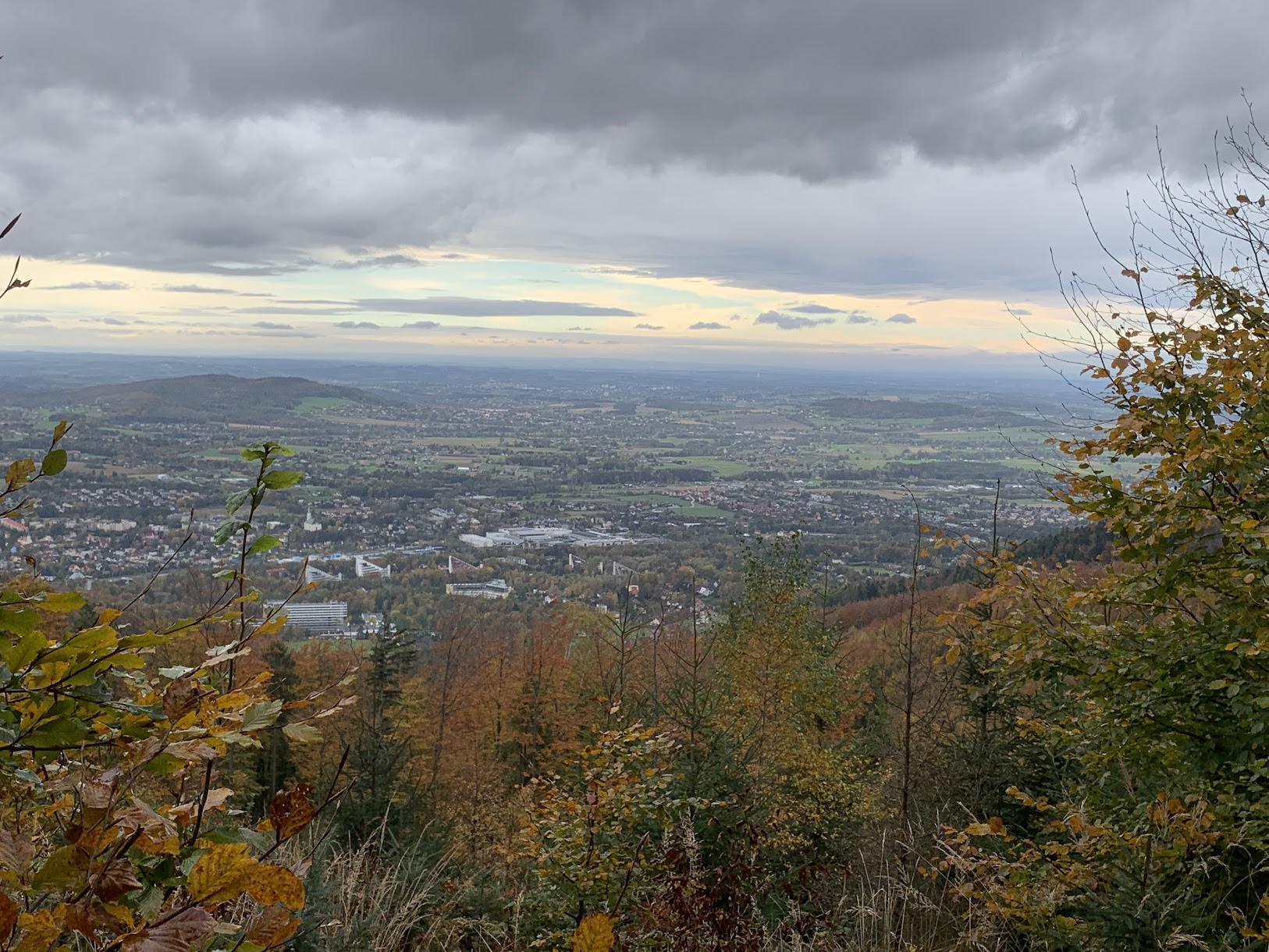 Widok z Równicy w kierunku północno-zachodnim. W dole Ustroń, po lewej Jasieniowa Górka nad Goleszowem, na horyzoncie czeskie Jeseniki z Pradziadem