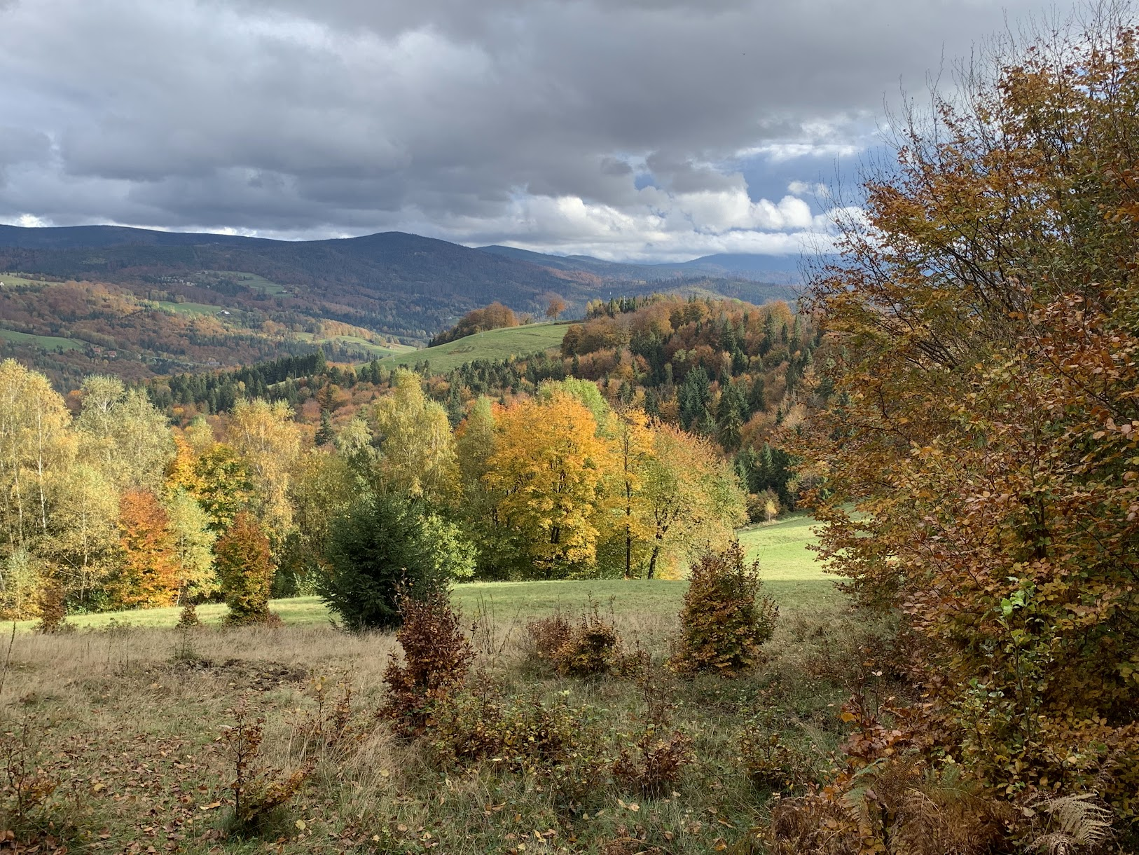 Widok na grzbiet Klimczoka i Błatniej, po prawej, pod chmurami - Skrzyczne.