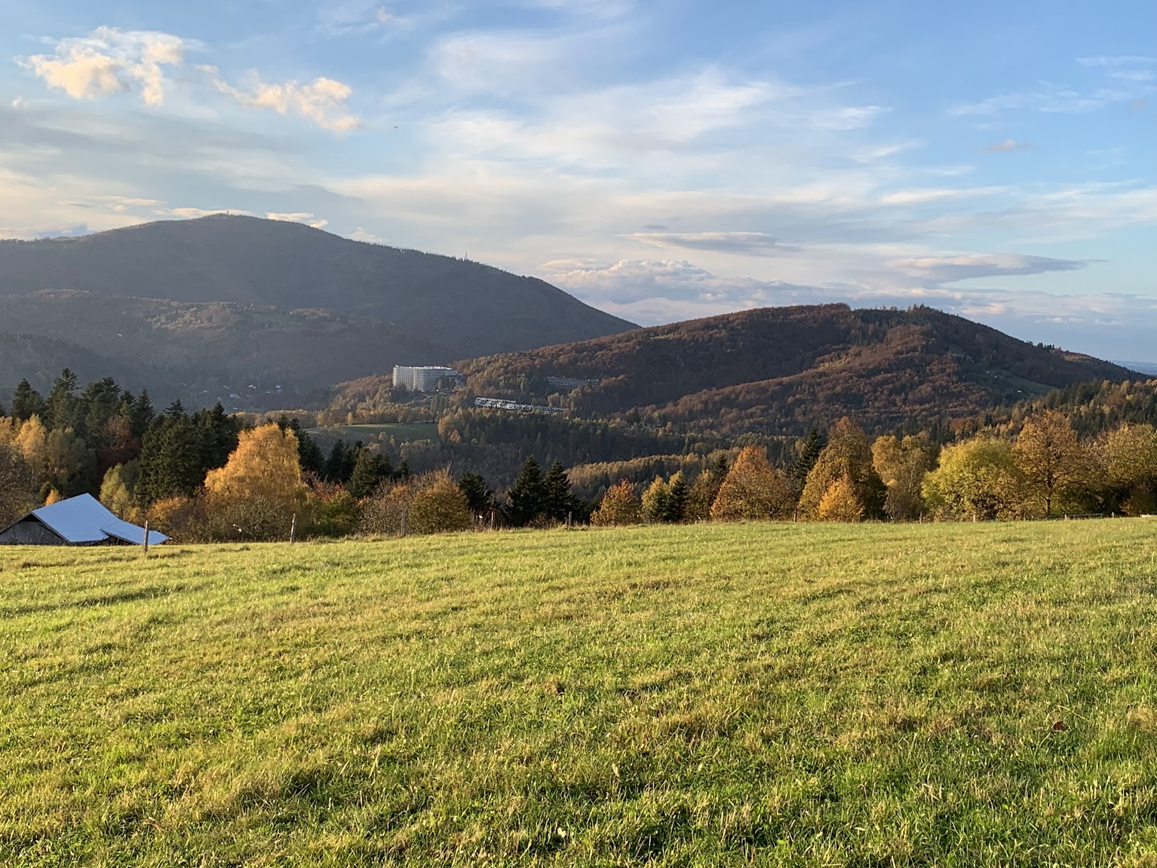 Widok z żółtego szlaku do Wisły. Po prawej - Bukowa, na jej ”lewym” (zachodnim) zboczu widać ogromny hotel Crystal Mountain. Po lewej, w tle - Czantoria Wielka.