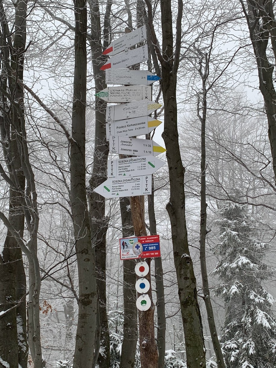 Węzeł szlaków przy schronisku PTTK na Błatniej