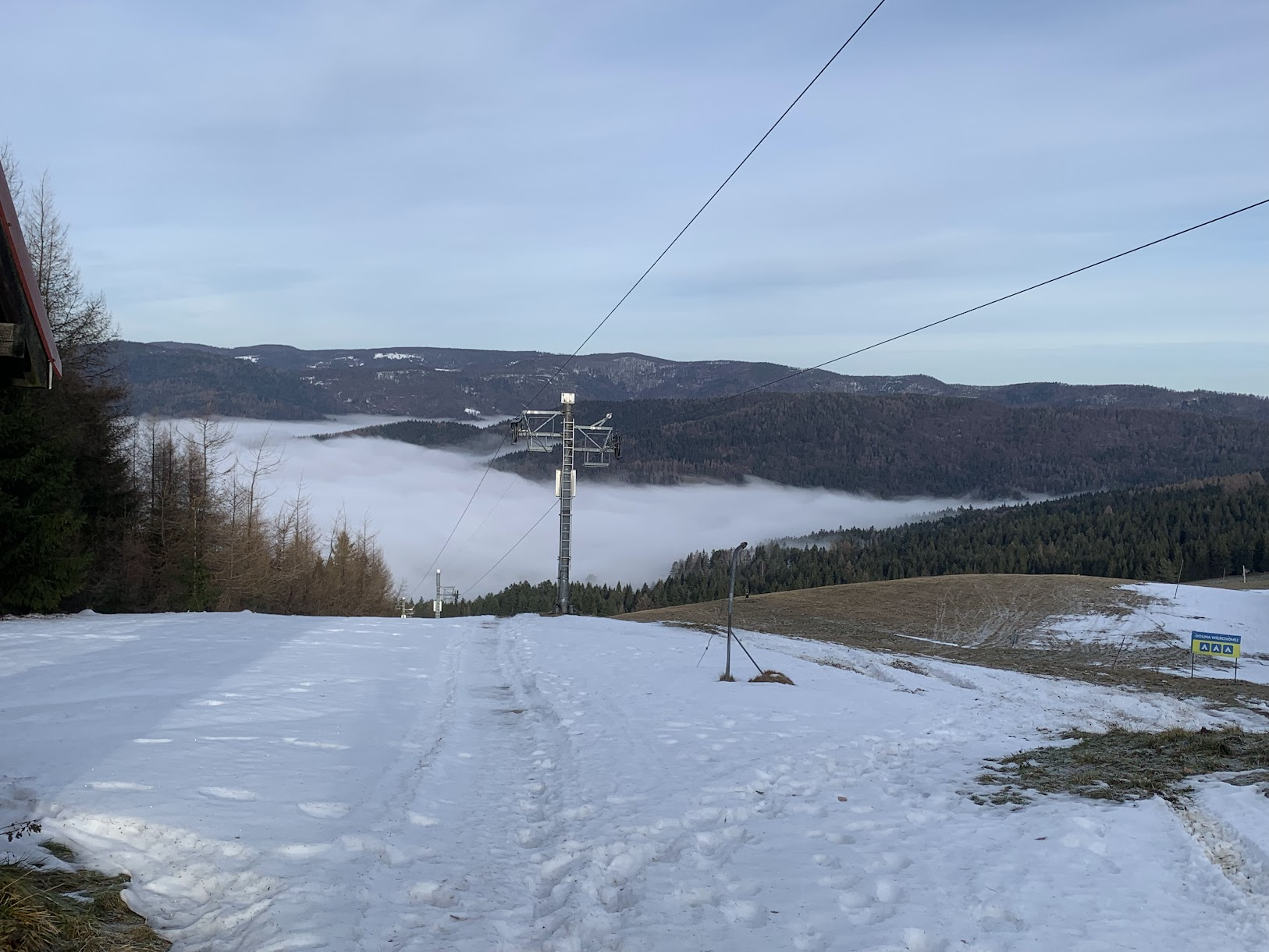 Stok narciarski na Jaworzynce od strony Wierchomli Małe. Na dalszym planie grzbiet z Czarcim Wierchem i Halą Łabowską.