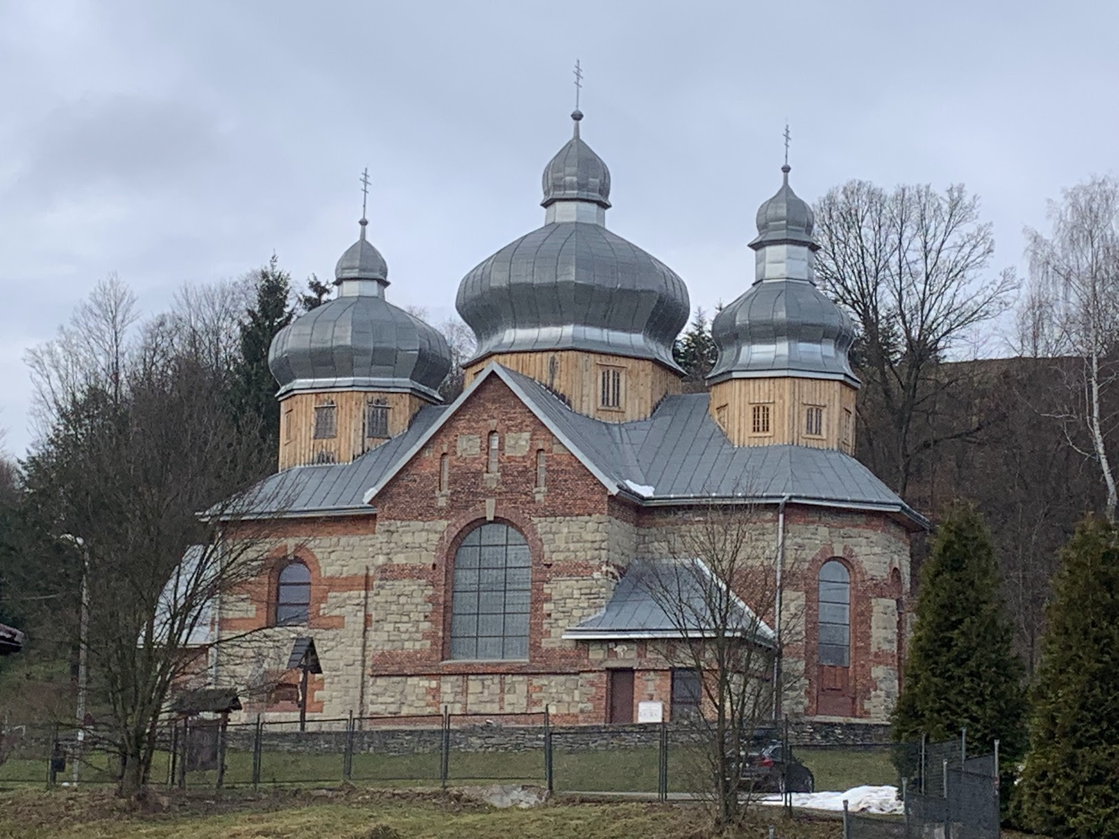 Murowana cerkiew w stylu bojkowskim w Żegiestowie