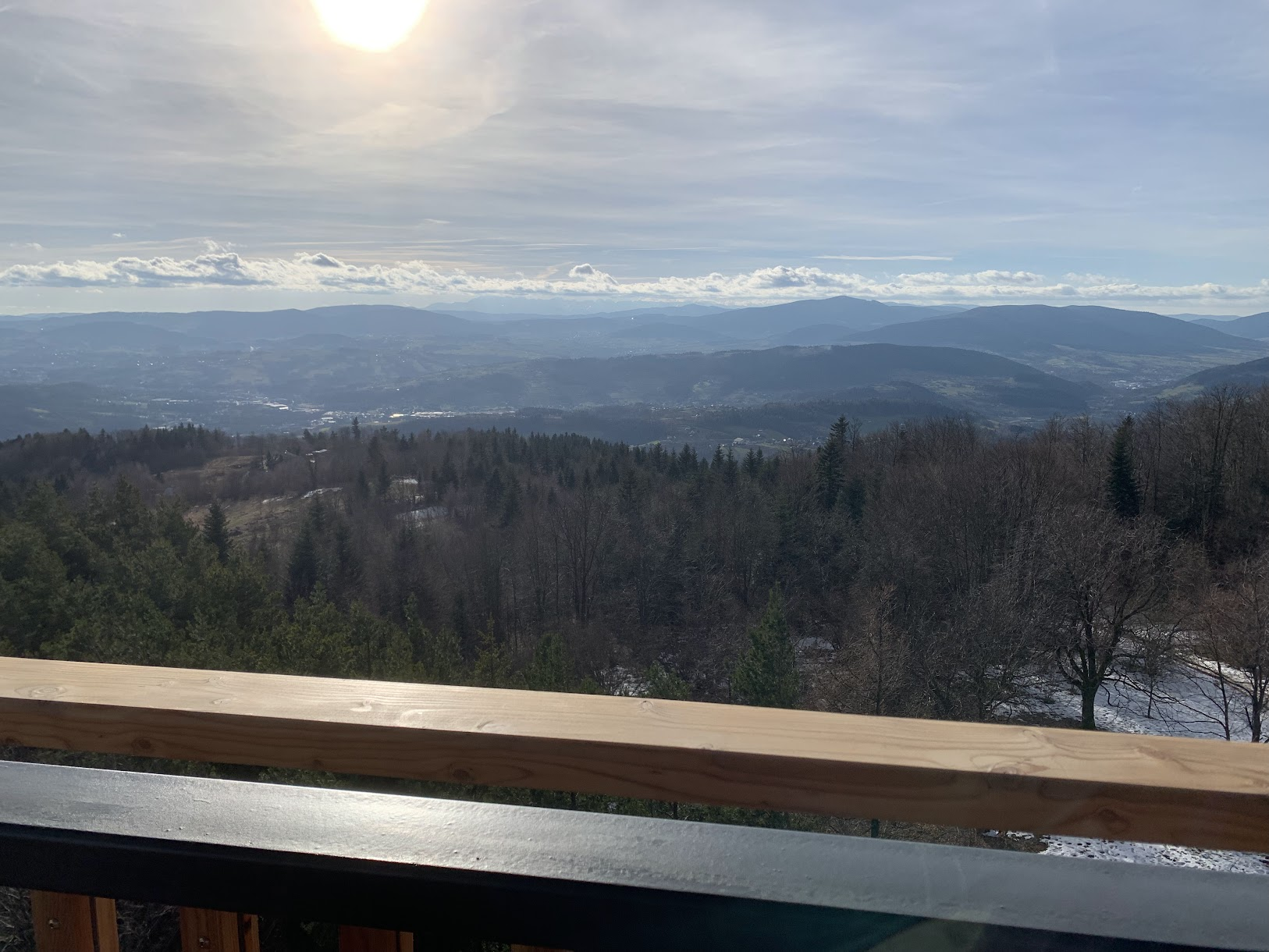 Widok z Kamionnej na południowy-zachód - na pierwszym planie Beskid Wyspowy, za nim Gorce, na horyzoncie, w centrum - Tatry