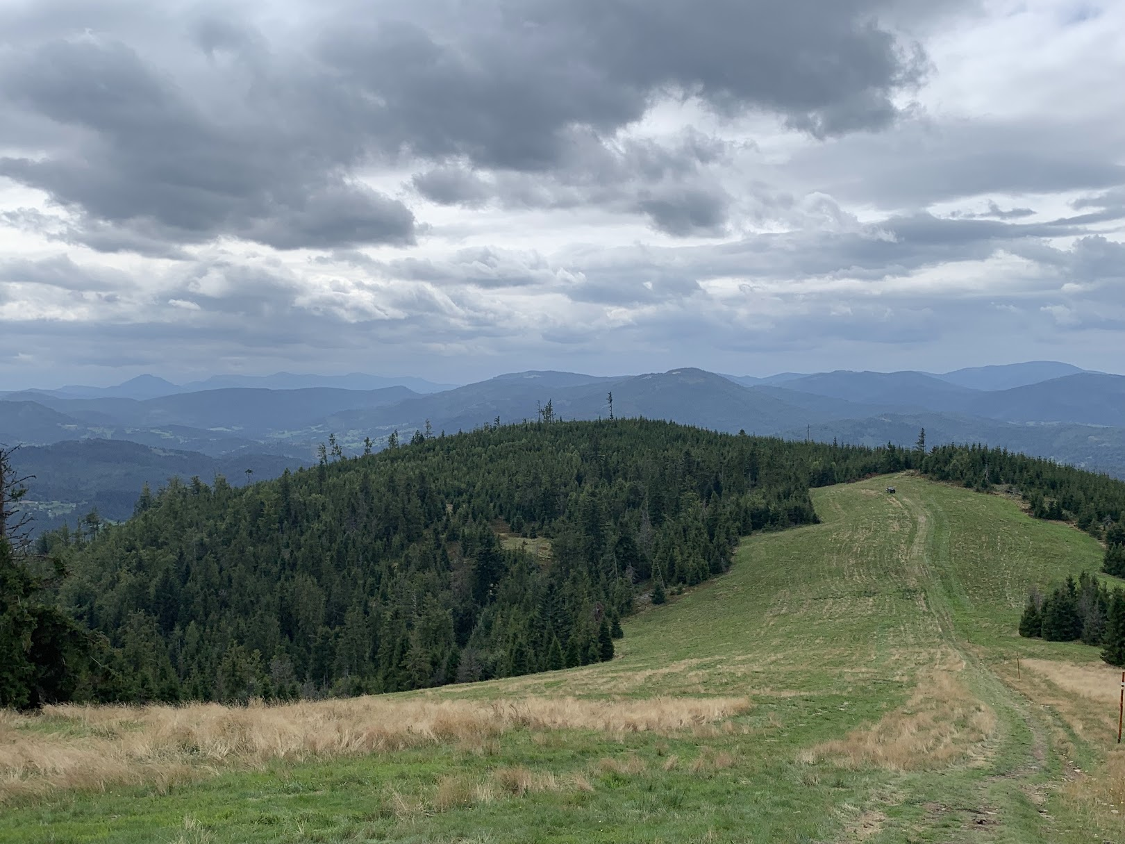 Widok z Hali Redykalnej na południe (Patrz opis panoramy powyżej zdjęcia)