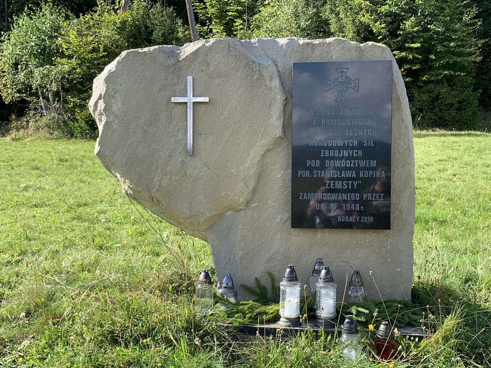 Pomnik żołnierzy wyklętych na żółtym szlaku do Rajczy, poniżej Zapolanki
