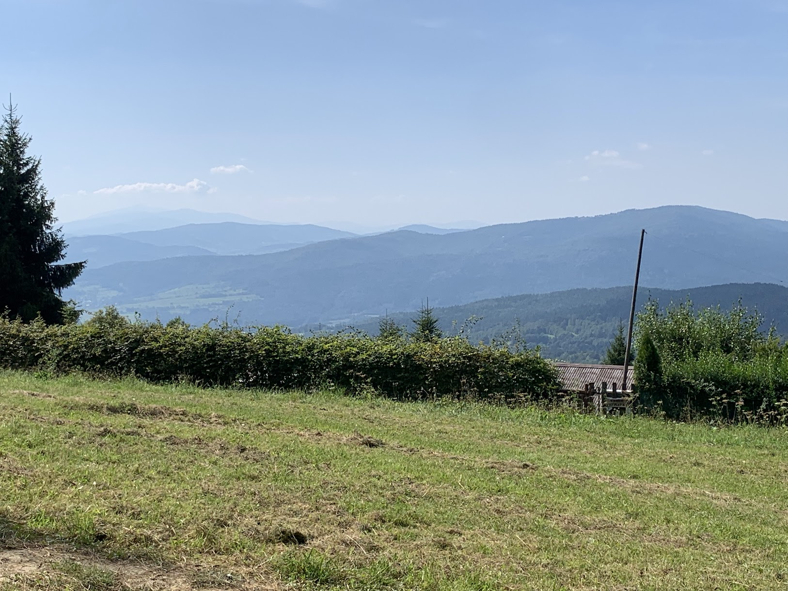 Widok spod schroniska na Kudłaczach. W tle po lewej, ledwie widoczna - Babia Góra.