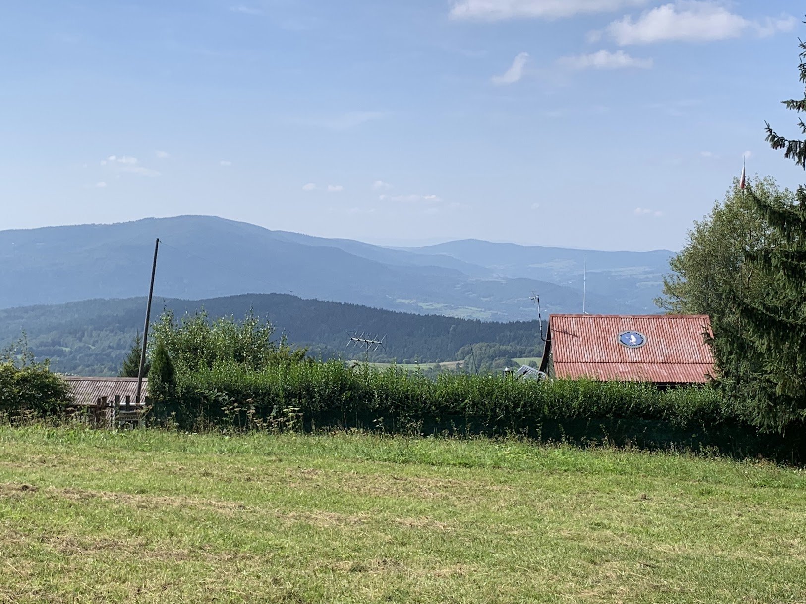 Beskid Makowski - widok spod schroniska na Kudłaczach. Szczyt dominujący po lewej stronie to Kotoń. Na prawo od niego - pasmo Babicy.