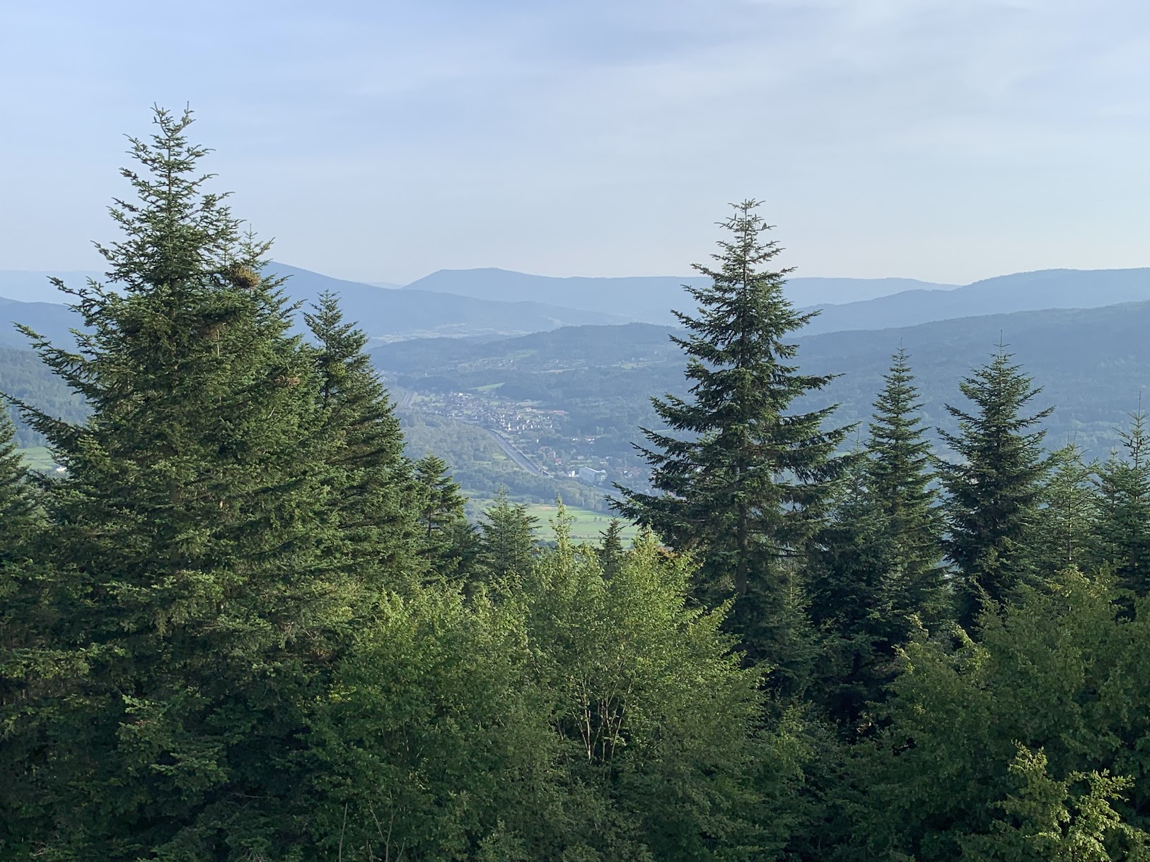 Widok z Chełmu. Na najdalszym planie, w centrum - Luboń Wielki. Na lewo - Szczebel, na prawo - Zębolowa.