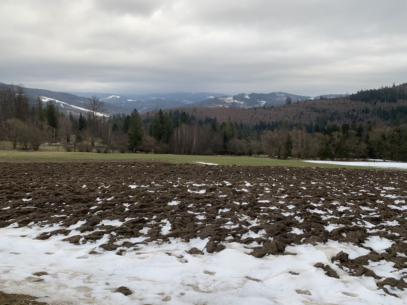 Widok z szlaku zielonego Soszów - Wisła. Góra z przekaźnikiem to Kozińce. Po lewej stok narciarski Nowa Osada. W tle - Barania Góra.